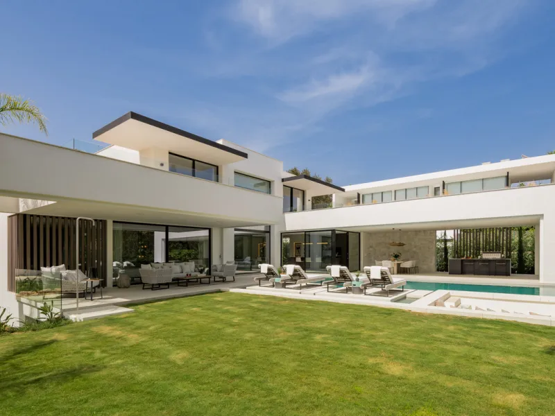 House - Detached Villa в продаже в Marbella, Málaga. В доме 5 спален и 7 ванных комнат. Площадь дома 586 м². Площадь участка 1200 м²