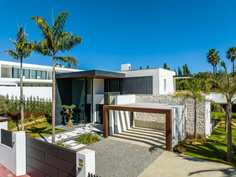 House - Detached Villa в продаже в Marbella, Málaga. В доме 5 спален и 7 ванных комнат. Площадь дома 586 м². Площадь участка 1200 м²