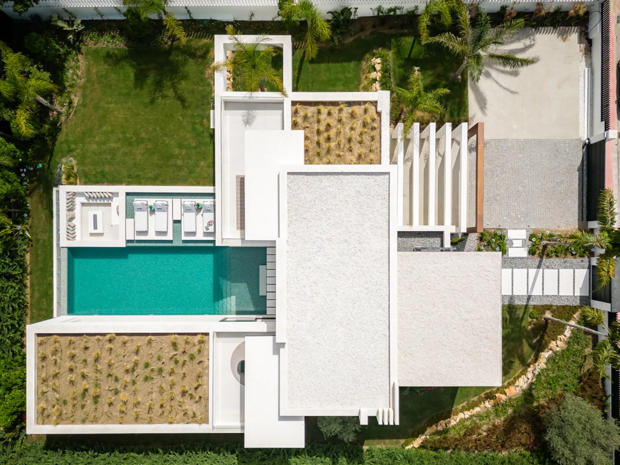 House - Detached Villa в продаже в Marbella, Málaga. В доме 5 спален и 7 ванных комнат. Площадь дома 586 м². Площадь участка 1200 м²