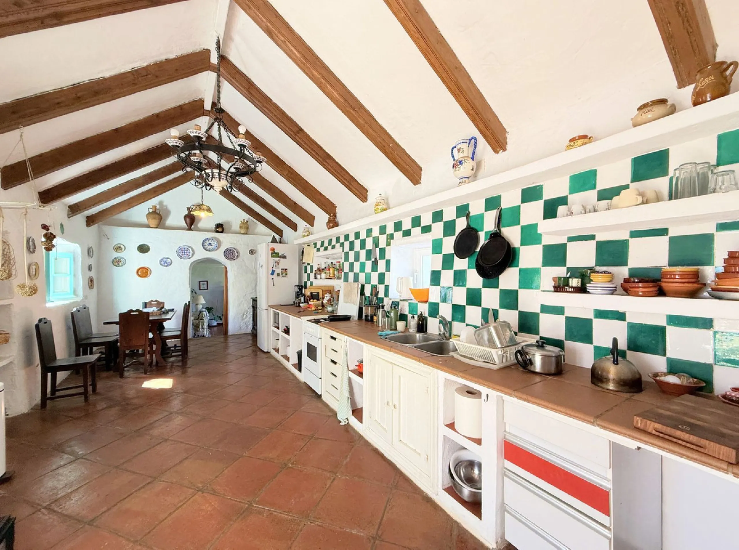 Commercial - Hotel в продаже в Casares, Málaga. В доме 8 спален и 6 ванных комнат. Площадь дома 559 м². Площадь участка 60000 м²