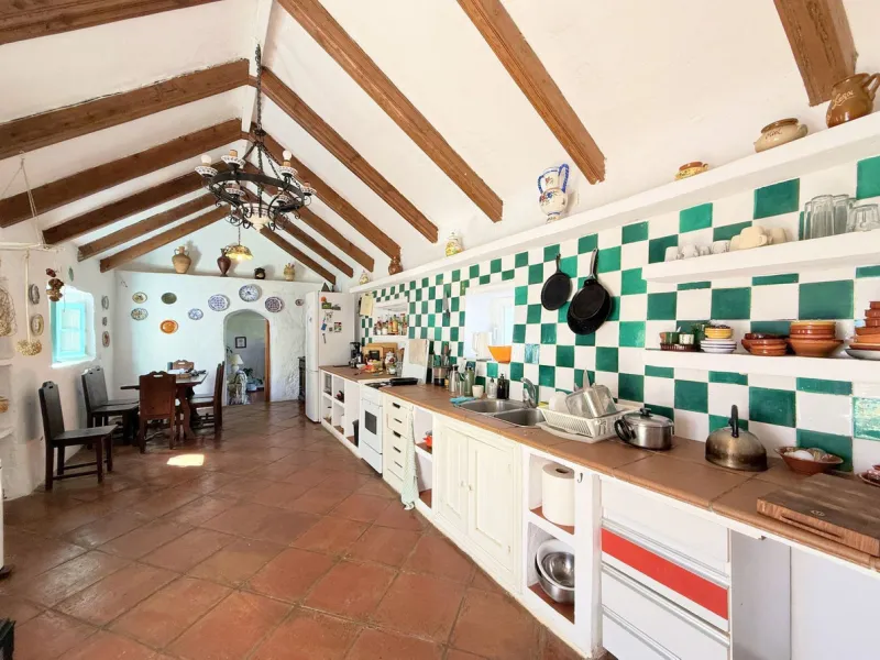 Commercial - Hotel в продаже в Casares, Málaga. В доме 8 спален и 6 ванных комнат. Площадь дома 559 м². Площадь участка 60000 м²