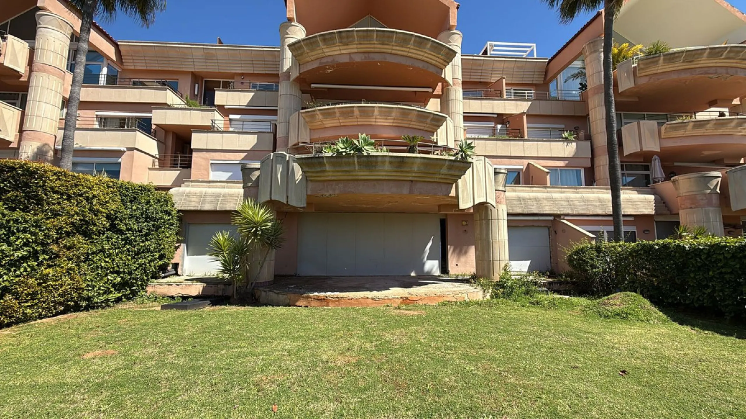 Apartment - Ground Floor Apartment в продаже в Marbella, Málaga. В доме 4 спален и 3 ванных комнат. Площадь дома 250 м². Площадь участка 186 м²
