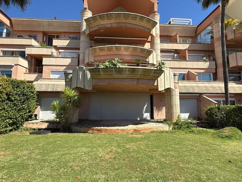 An amazing development opportunity to invest in a double ground floor apartment in Magna Marbella with its own private garden boasting lovely sea and mountain views and situated front line to the Golf Course.
