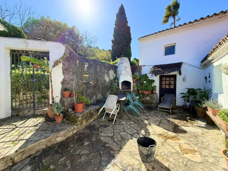 Commercial - Hotel в продаже в Casares, Málaga. В доме 8 спален и 6 ванных комнат. Площадь дома 559 м². Площадь участка 60000 м²