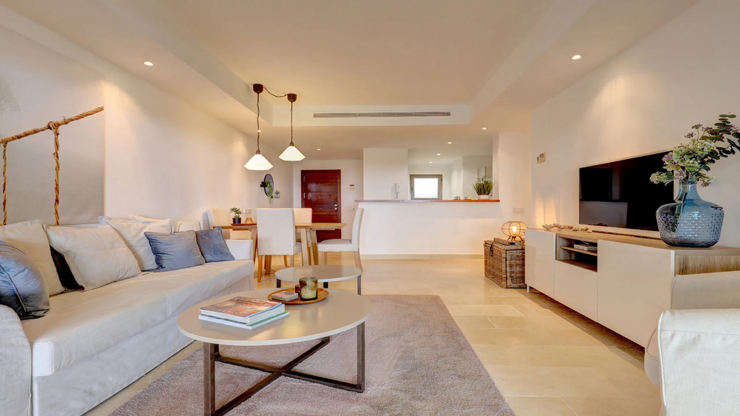Diese elegante Erdgeschosswohnung liegt in der exklusiven Wohnanlage Terrazas de Cortesin, mitten im weltbekannten Finca Cortesin Golf Resort in Casares. Bekannt für seinen Meisterschaftsgolfplatz (Austragungsort des Solheim Cups 2023)
