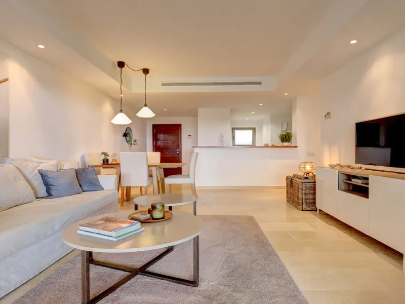 Diese elegante Erdgeschosswohnung liegt in der exklusiven Wohnanlage Terrazas de Cortesin, mitten im weltbekannten Finca Cortesin Golf Resort in Casares. Bekannt für seinen Meisterschaftsgolfplatz (Austragungsort des Solheim Cups 2023)