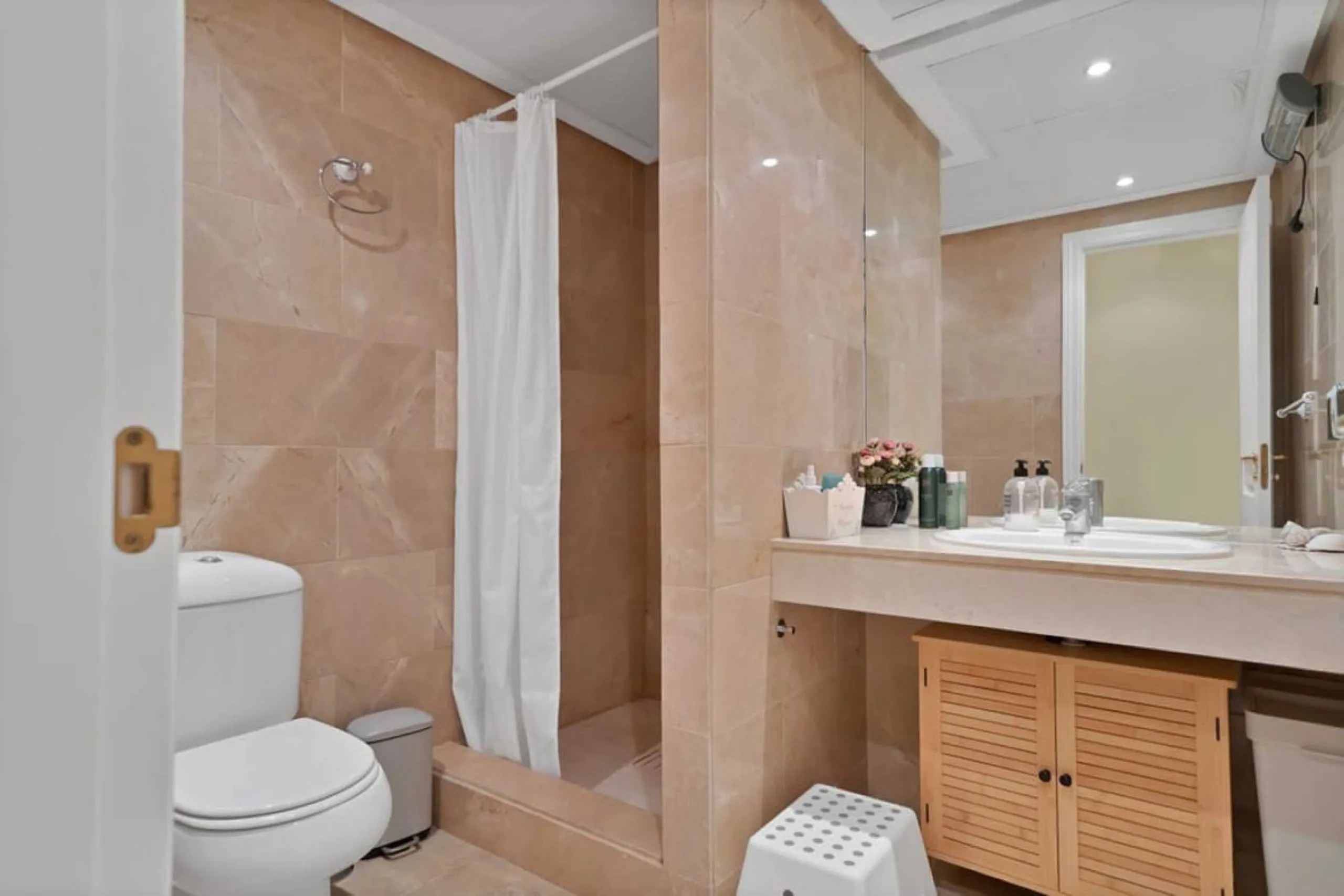 MAGNIFICENT 3-BEDROOM GROUND FLOOR APARTMENT WITH LARGE PRIVATE TERRACE