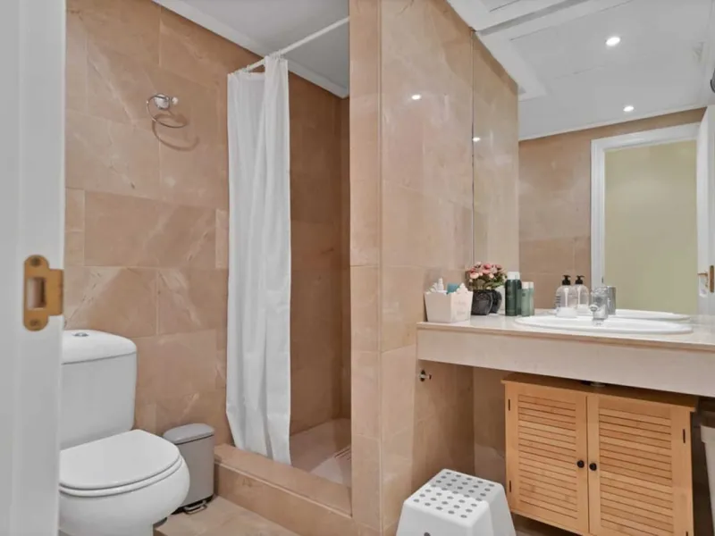 MAGNIFICENT 3-BEDROOM GROUND FLOOR APARTMENT WITH LARGE PRIVATE TERRACE