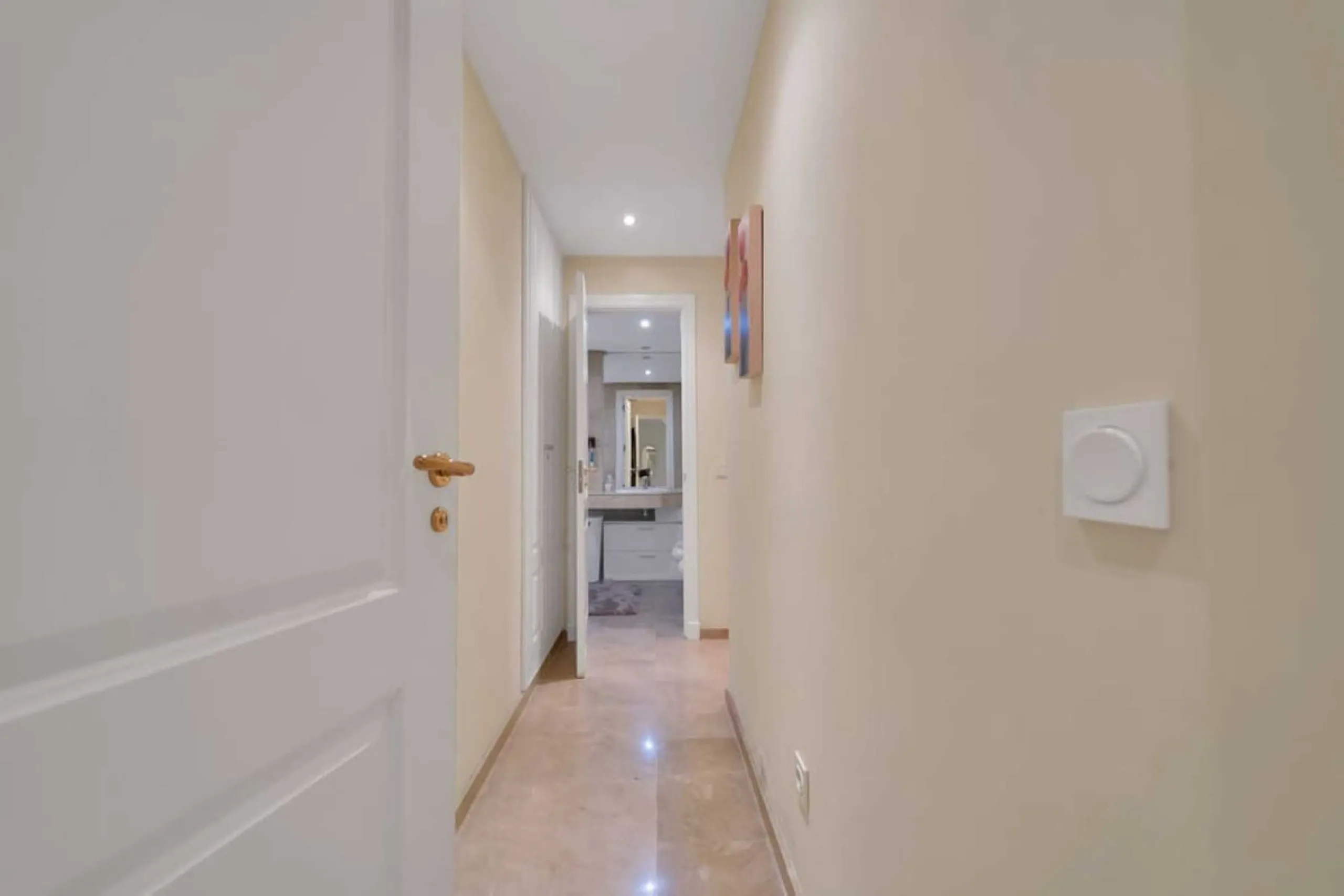 MAGNIFICENT 3-BEDROOM GROUND FLOOR APARTMENT WITH LARGE PRIVATE TERRACE