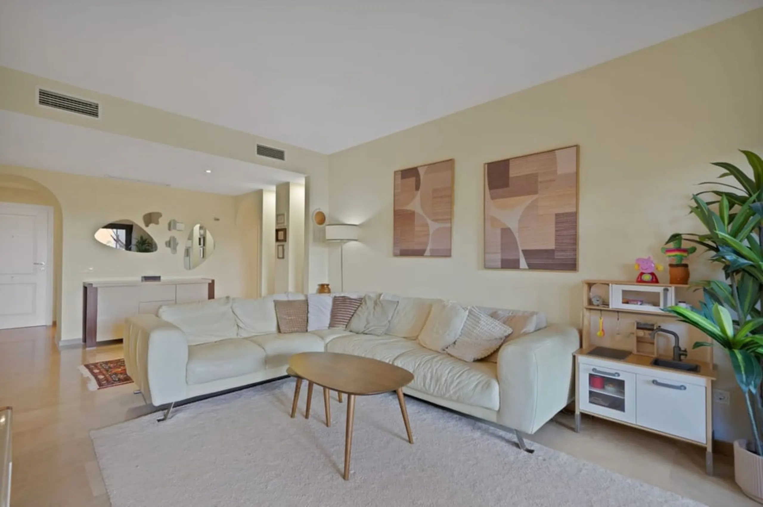 MAGNIFICENT 3-BEDROOM GROUND FLOOR APARTMENT WITH LARGE PRIVATE TERRACE
