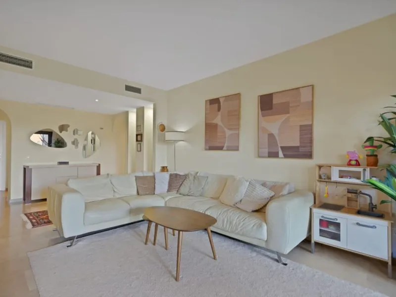 MAGNIFICENT 3-BEDROOM GROUND FLOOR APARTMENT WITH LARGE PRIVATE TERRACE
