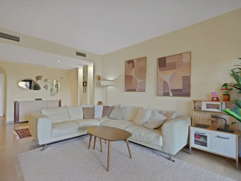 MAGNIFICENT 3-BEDROOM GROUND FLOOR APARTMENT WITH LARGE PRIVATE TERRACE