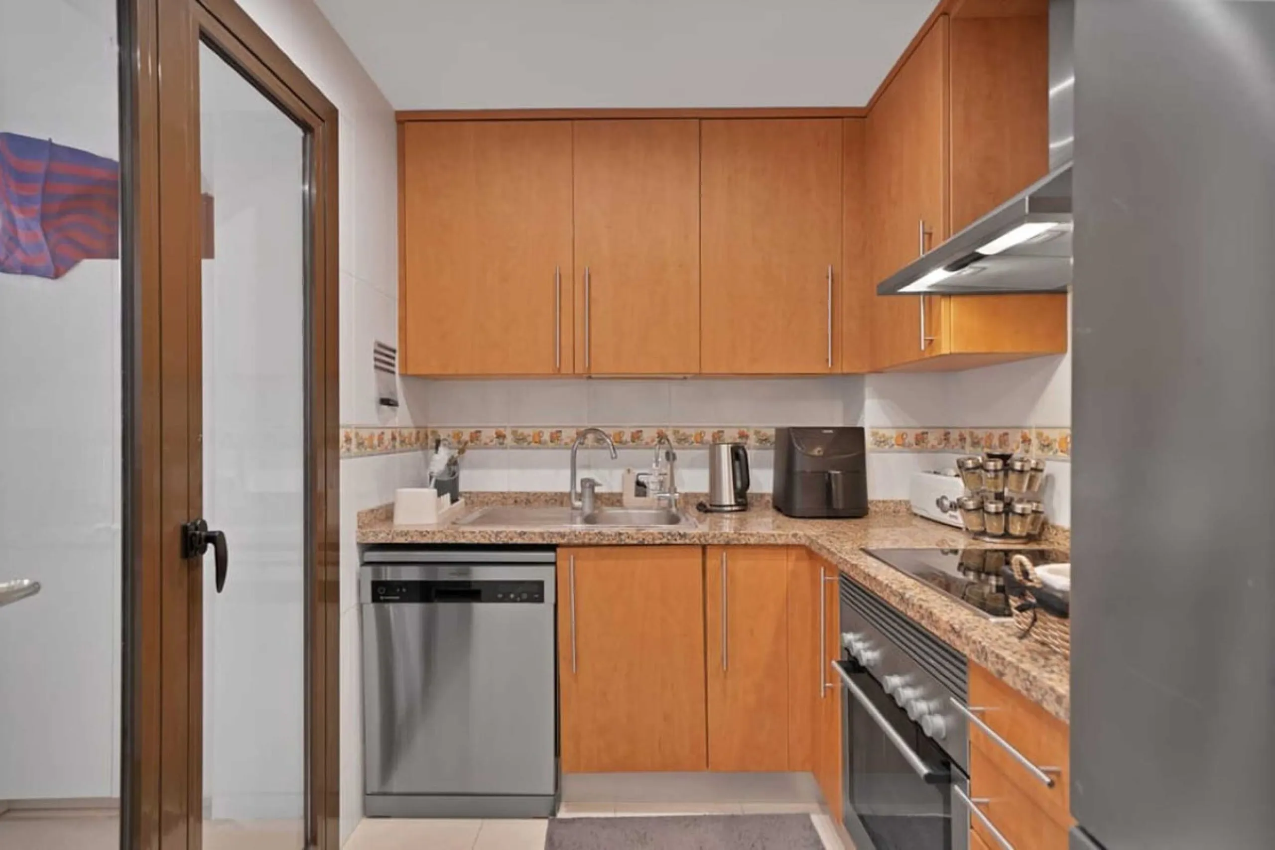 MAGNIFICENT 3-BEDROOM GROUND FLOOR APARTMENT WITH LARGE PRIVATE TERRACE