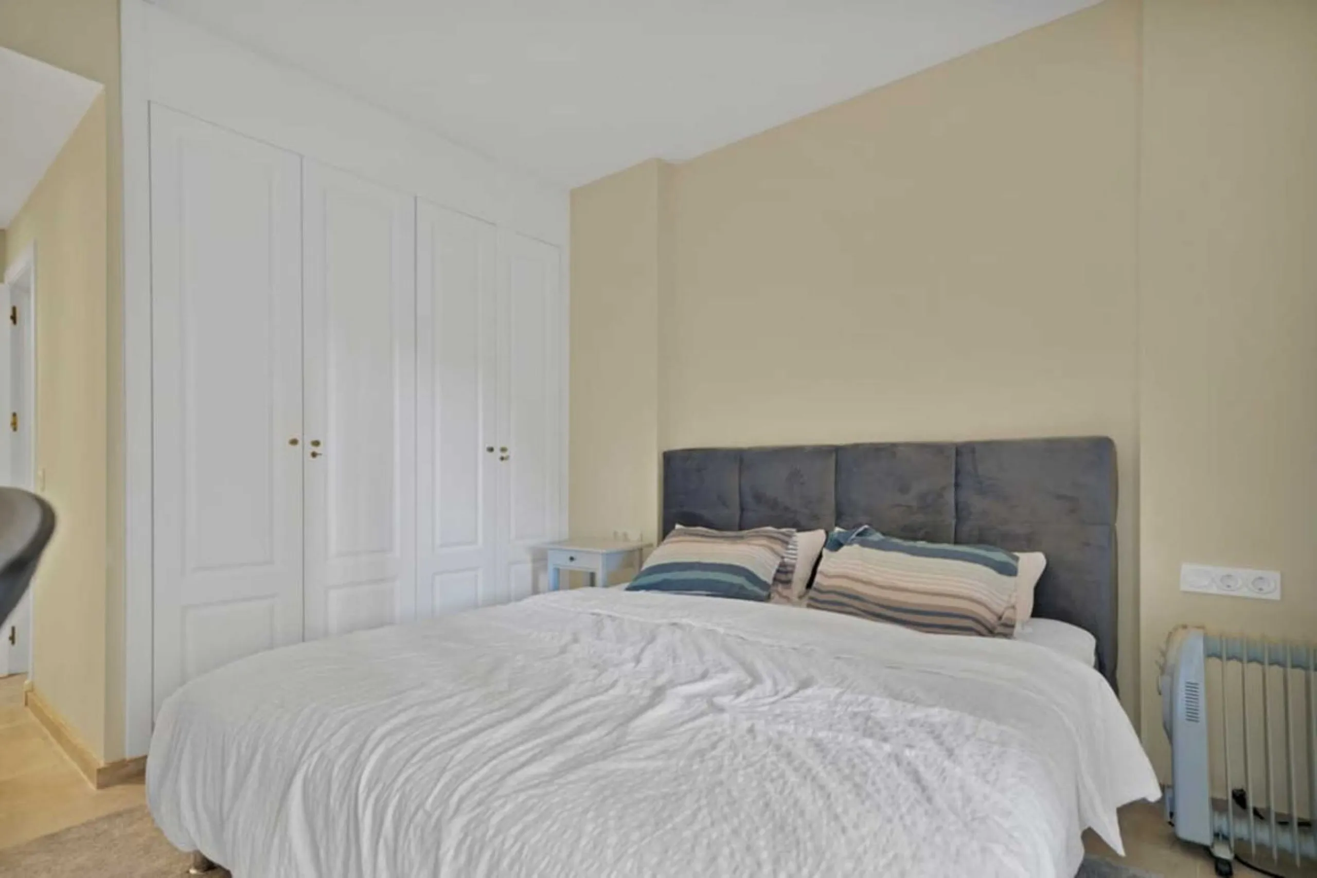 MAGNIFICENT 3-BEDROOM GROUND FLOOR APARTMENT WITH LARGE PRIVATE TERRACE