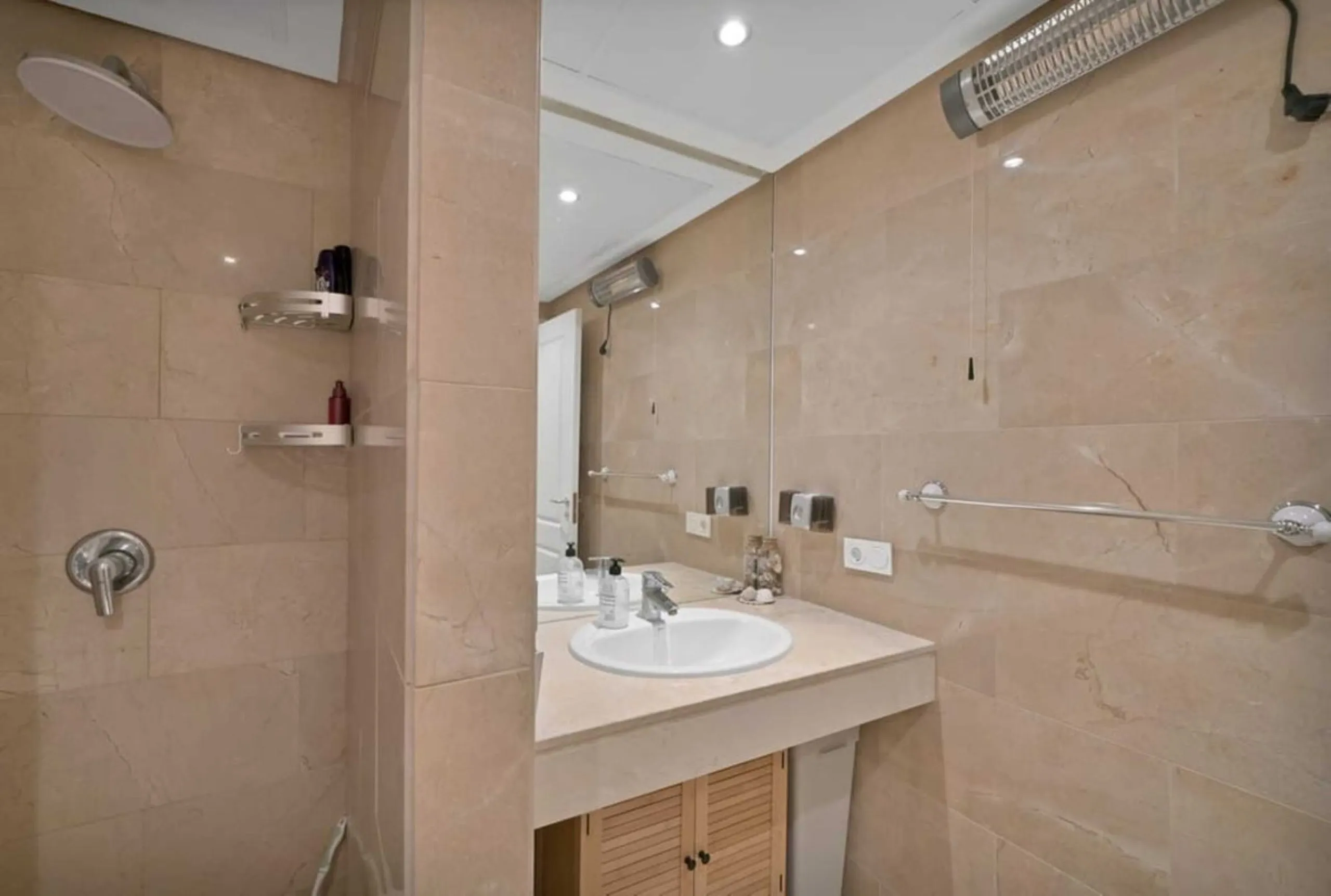 MAGNIFICENT 3-BEDROOM GROUND FLOOR APARTMENT WITH LARGE PRIVATE TERRACE