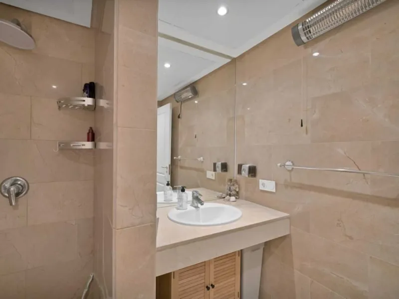MAGNIFICENT 3-BEDROOM GROUND FLOOR APARTMENT WITH LARGE PRIVATE TERRACE