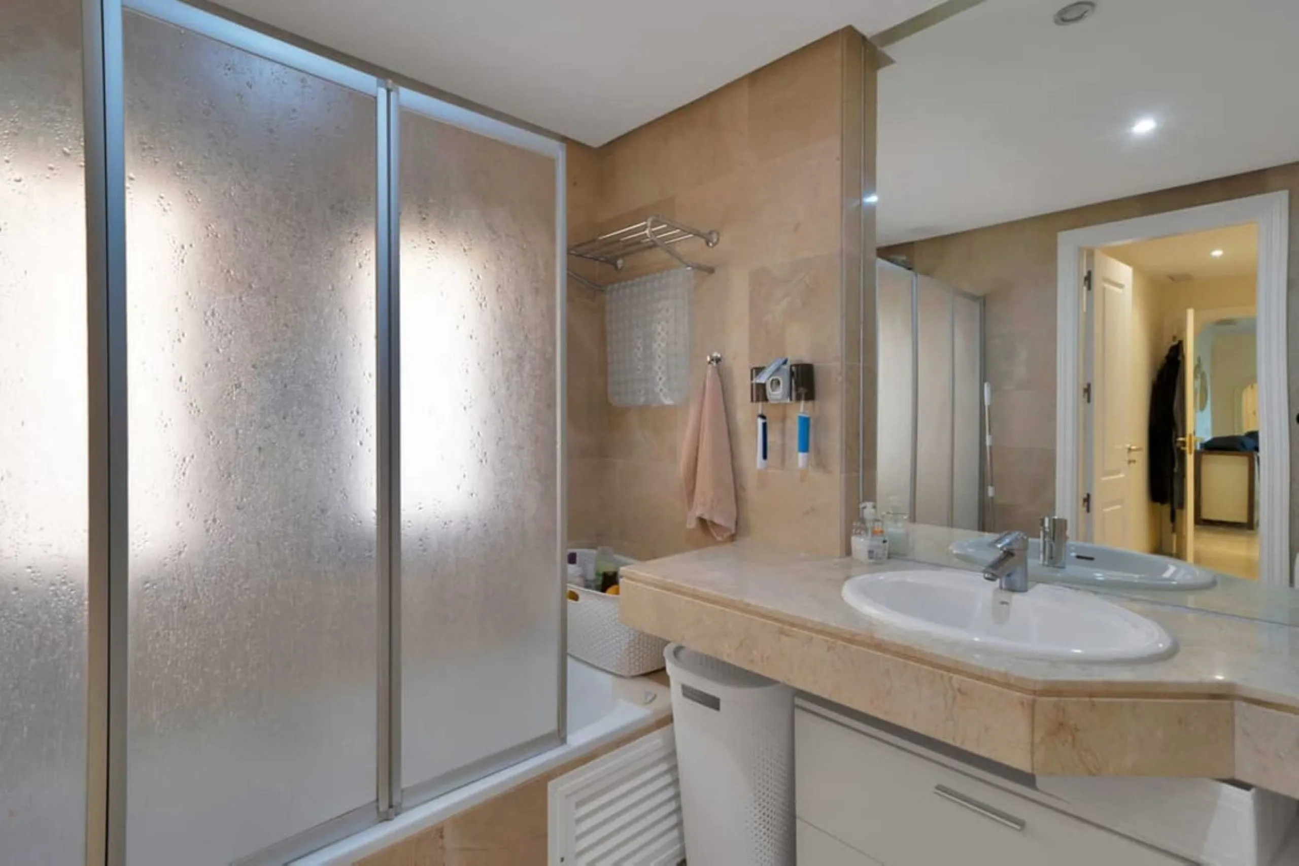 MAGNIFICENT 3-BEDROOM GROUND FLOOR APARTMENT WITH LARGE PRIVATE TERRACE