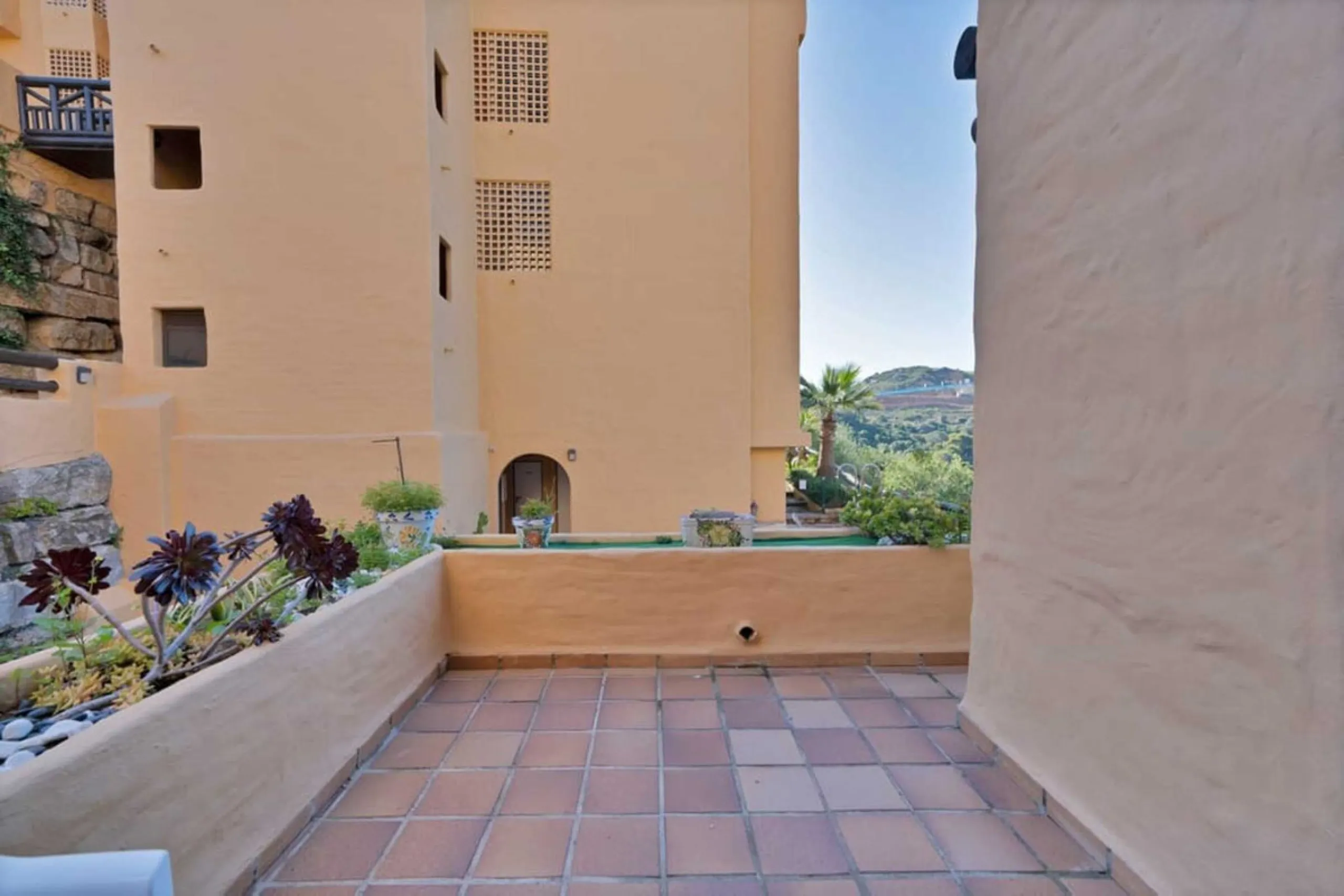 MAGNIFICENT 3-BEDROOM GROUND FLOOR APARTMENT WITH LARGE PRIVATE TERRACE