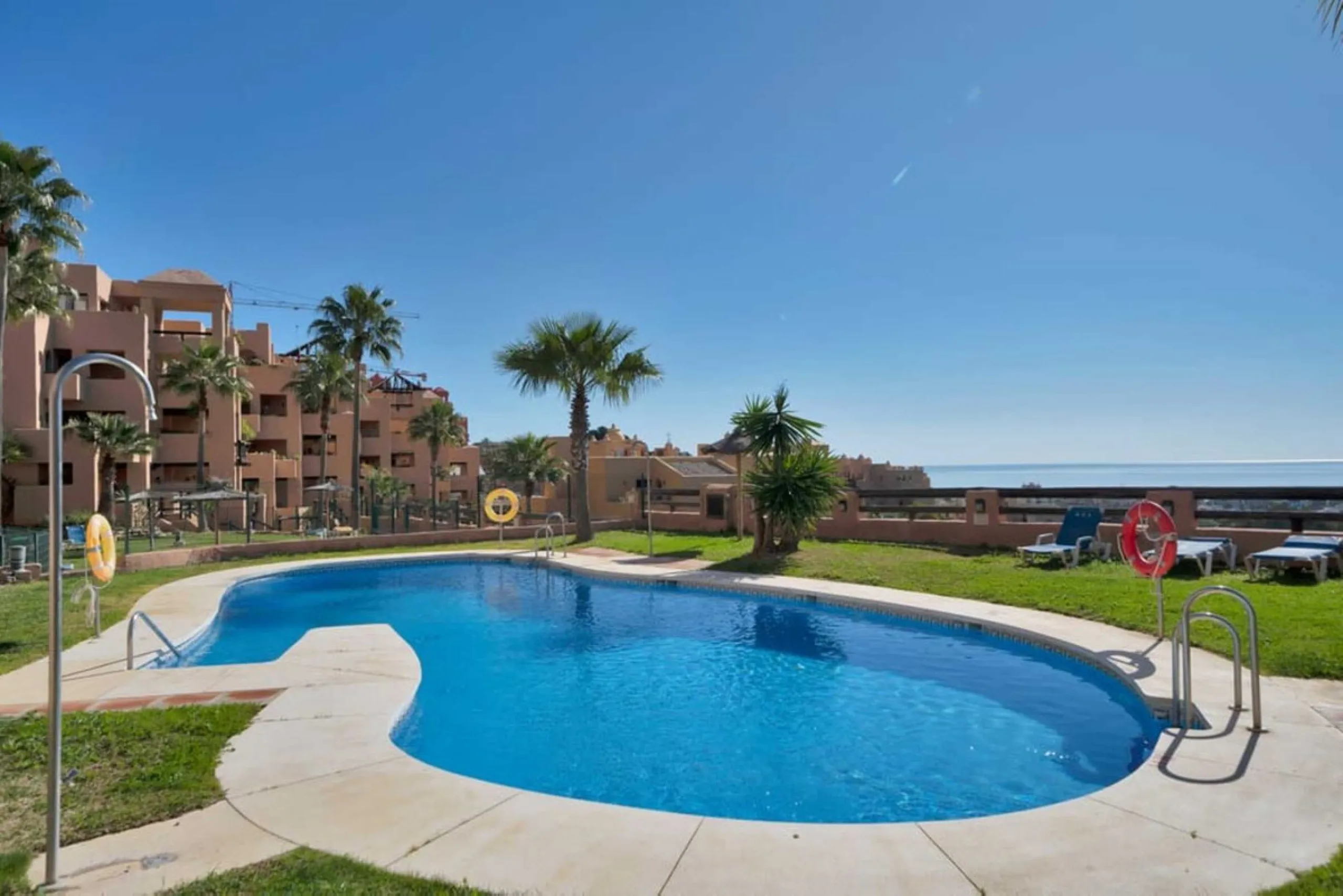 MAGNIFICENT 3-BEDROOM GROUND FLOOR APARTMENT WITH LARGE PRIVATE TERRACE