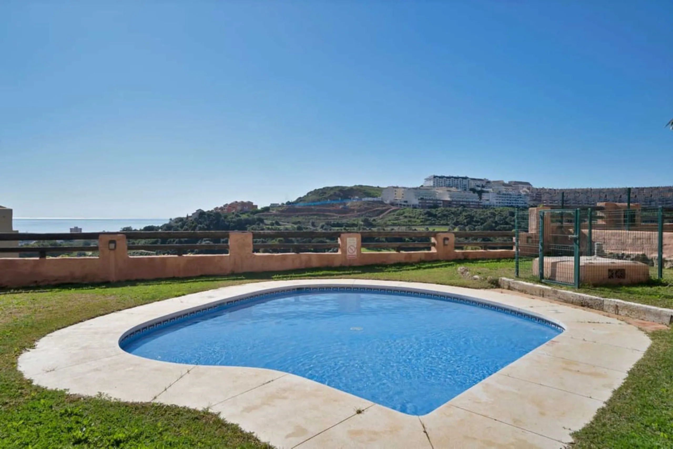 MAGNIFICENT 3-BEDROOM GROUND FLOOR APARTMENT WITH LARGE PRIVATE TERRACE