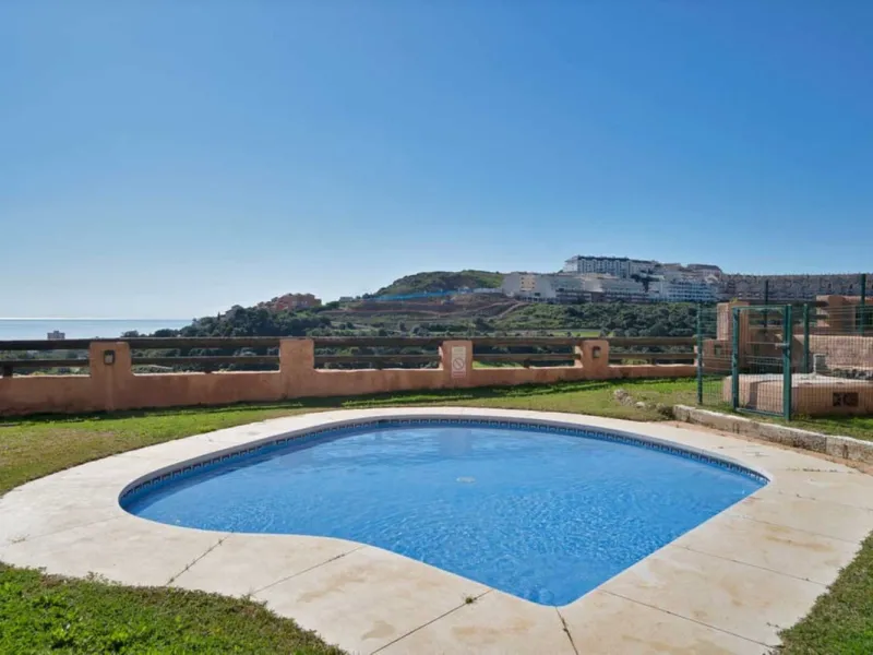 MAGNIFICENT 3-BEDROOM GROUND FLOOR APARTMENT WITH LARGE PRIVATE TERRACE
