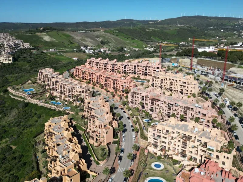 MAGNIFICENT 3-BEDROOM GROUND FLOOR APARTMENT WITH LARGE PRIVATE TERRACE