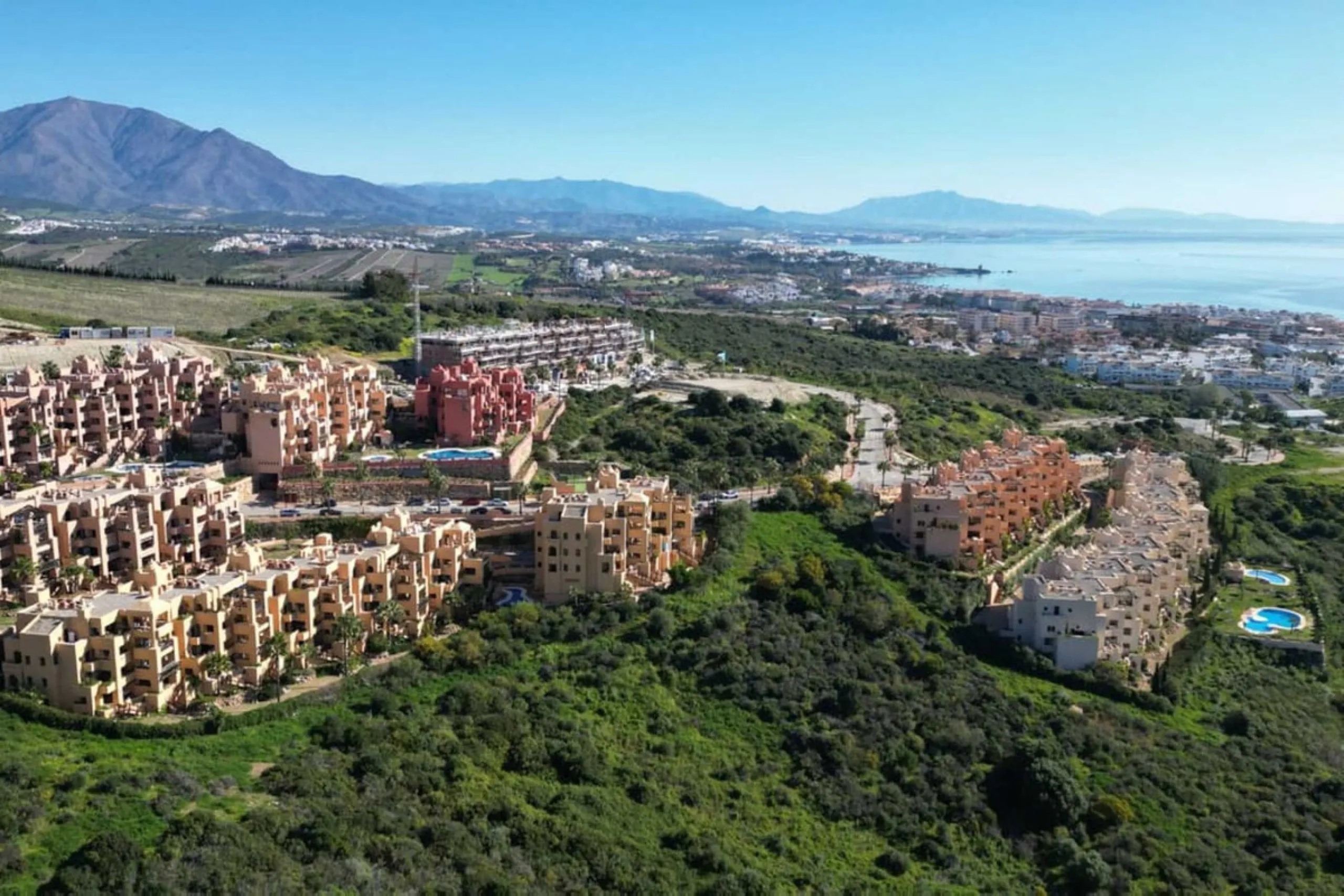 MAGNIFICENT 3-BEDROOM GROUND FLOOR APARTMENT WITH LARGE PRIVATE TERRACE
