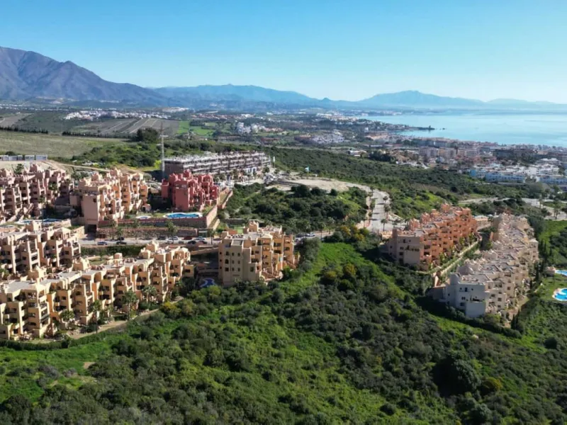 MAGNIFICENT 3-BEDROOM GROUND FLOOR APARTMENT WITH LARGE PRIVATE TERRACE