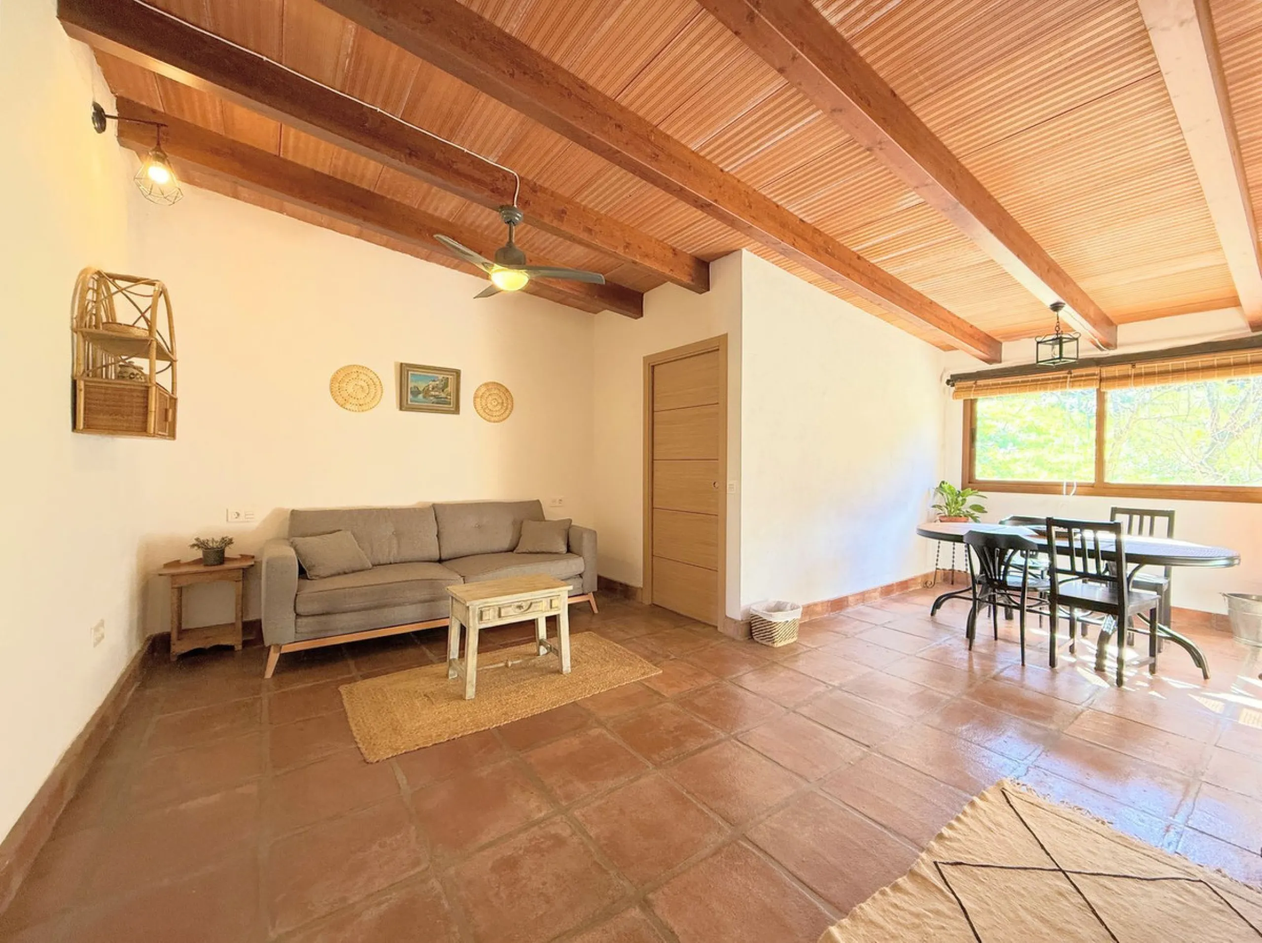 Commercial - Hotel в продаже в Casares, Málaga. В доме 8 спален и 6 ванных комнат. Площадь дома 559 м². Площадь участка 60000 м²
