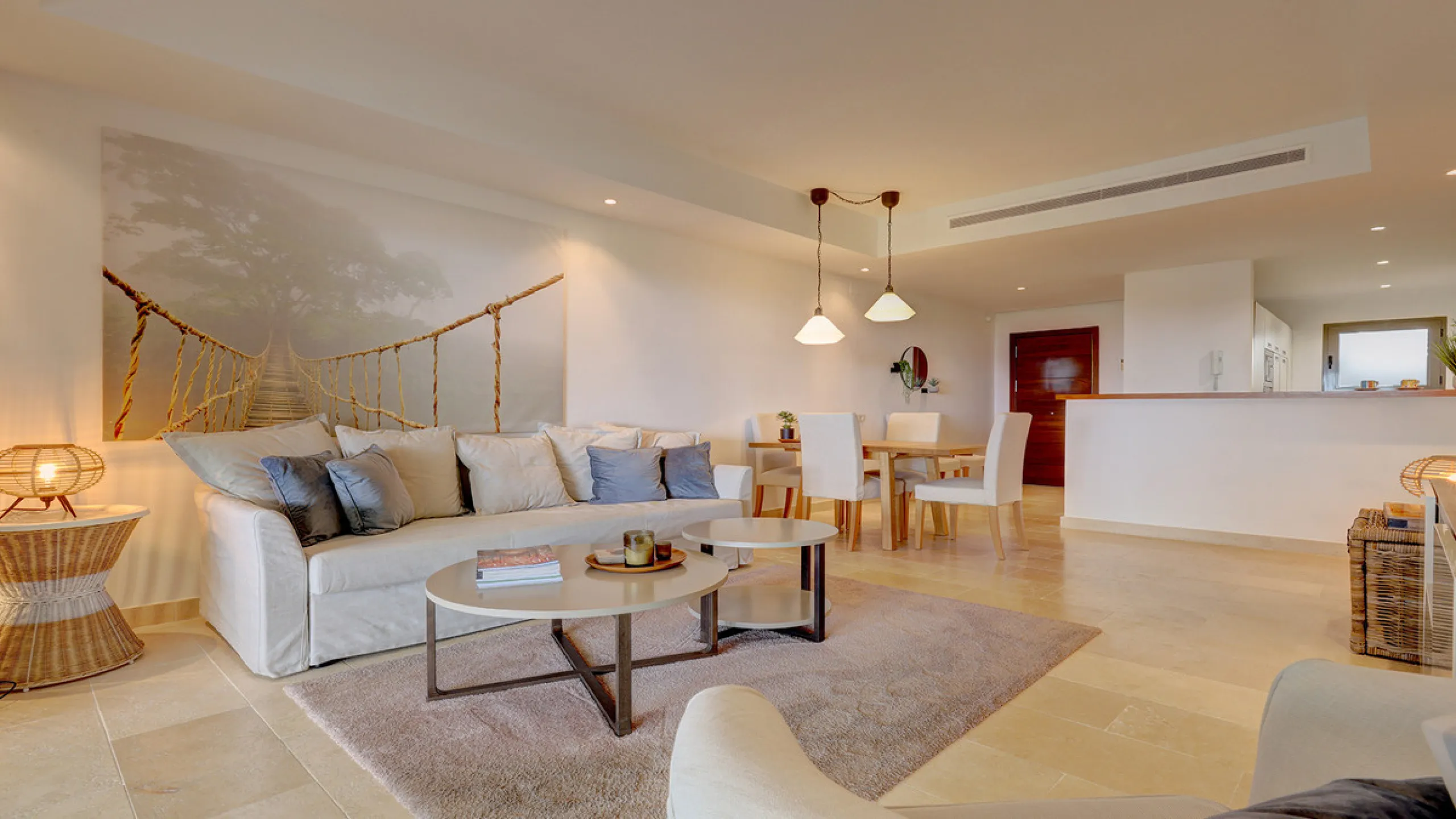 Diese elegante Erdgeschosswohnung liegt in der exklusiven Wohnanlage Terrazas de Cortesin, mitten im weltbekannten Finca Cortesin Golf Resort in Casares. Bekannt für seinen Meisterschaftsgolfplatz (Austragungsort des Solheim Cups 2023)