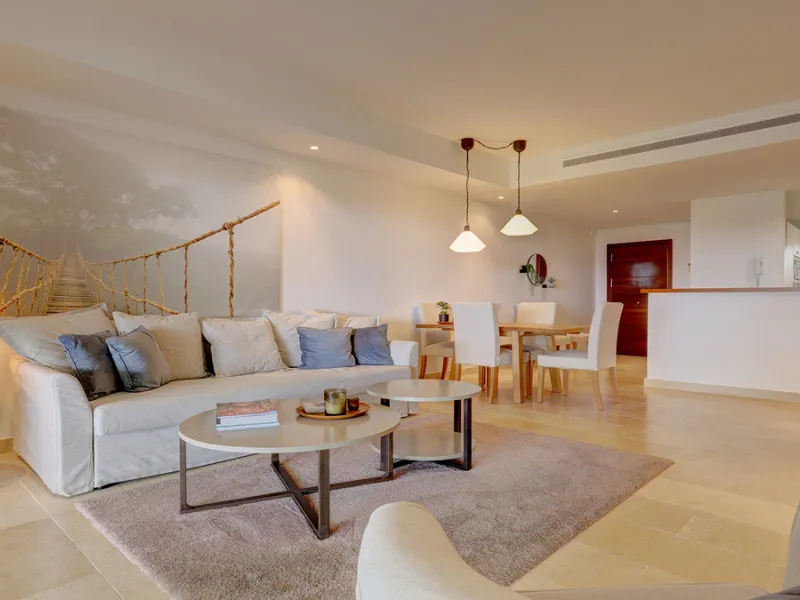 Diese elegante Erdgeschosswohnung liegt in der exklusiven Wohnanlage Terrazas de Cortesin, mitten im weltbekannten Finca Cortesin Golf Resort in Casares. Bekannt für seinen Meisterschaftsgolfplatz (Austragungsort des Solheim Cups 2023)