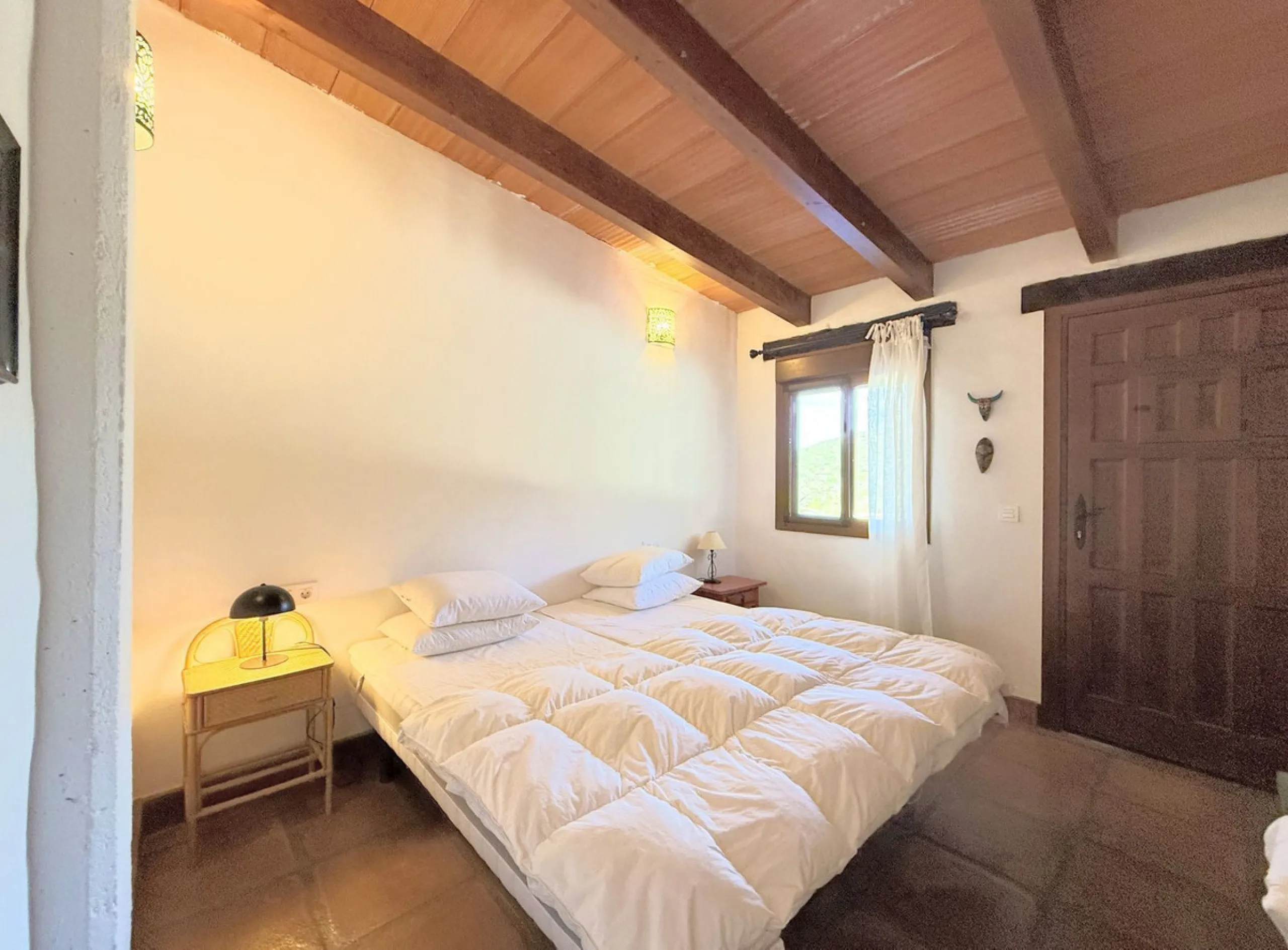Commercial - Hotel в продаже в Casares, Málaga. В доме 8 спален и 6 ванных комнат. Площадь дома 559 м². Площадь участка 60000 м²