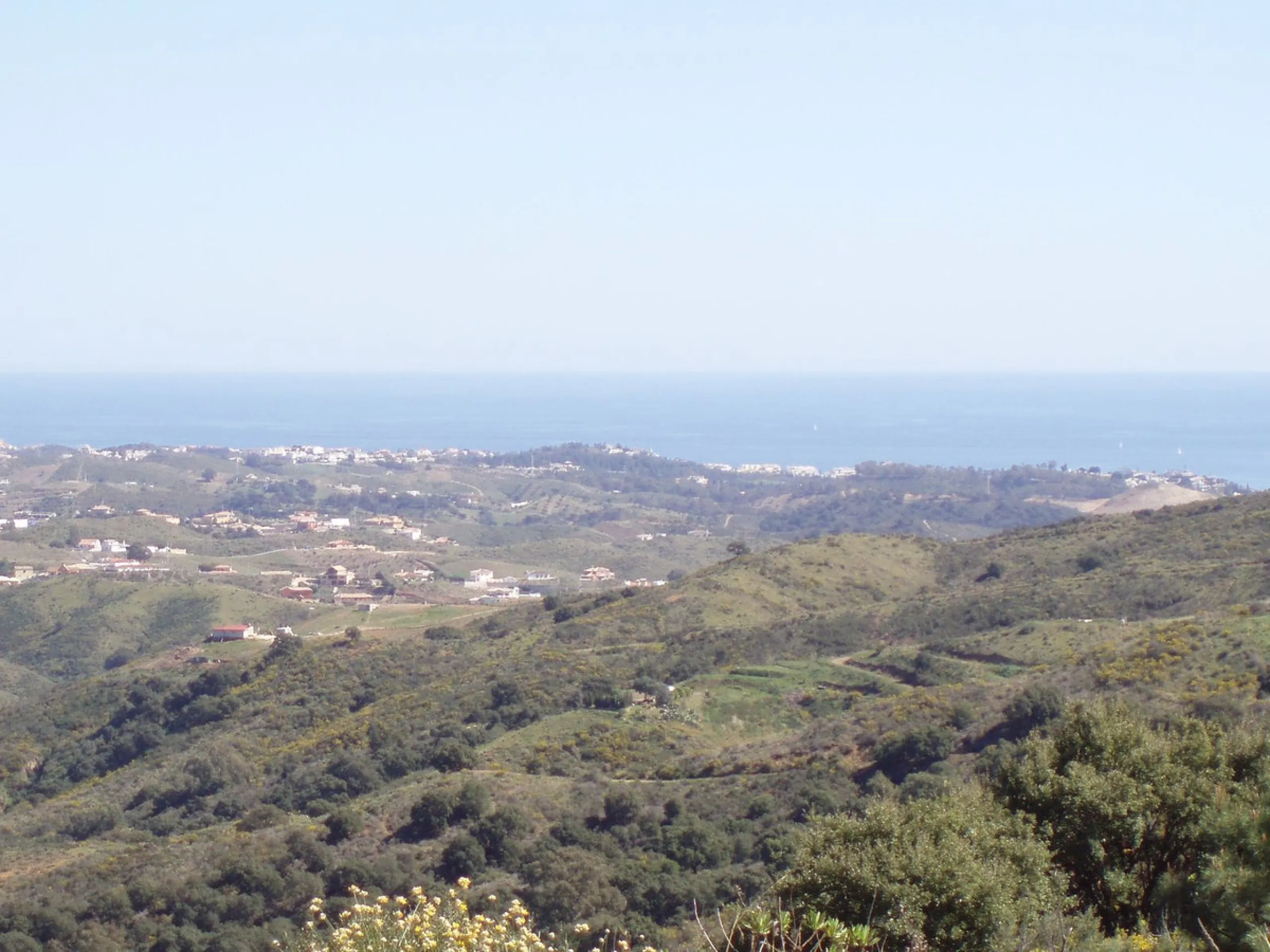 Fantastic finca in Mijas, just next to the Urbanisation El soto de Marbella. It is a rustic land with gentle slopes and fantastic views to the coast and the mountains ideal for any type of crops or animal husbandry. It has 2 houses which can be reformed a