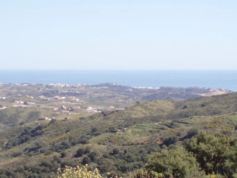 Fantastic finca in Mijas, just next to the Urbanisation El soto de Marbella. It is a rustic land with gentle slopes and fantastic views to the coast and the mountains ideal for any type of crops or animal husbandry. It has 2 houses which can be reformed a