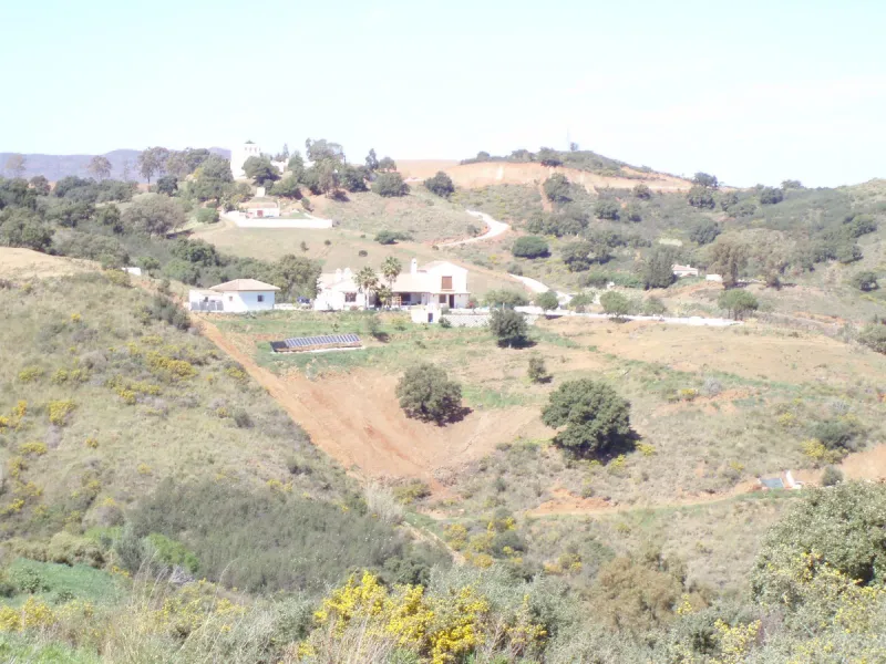 Fantastic finca in Mijas, just next to the Urbanisation El soto de Marbella. It is a rustic land with gentle slopes and fantastic views to the coast and the mountains ideal for any type of crops or animal husbandry. It has 2 houses which can be reformed a