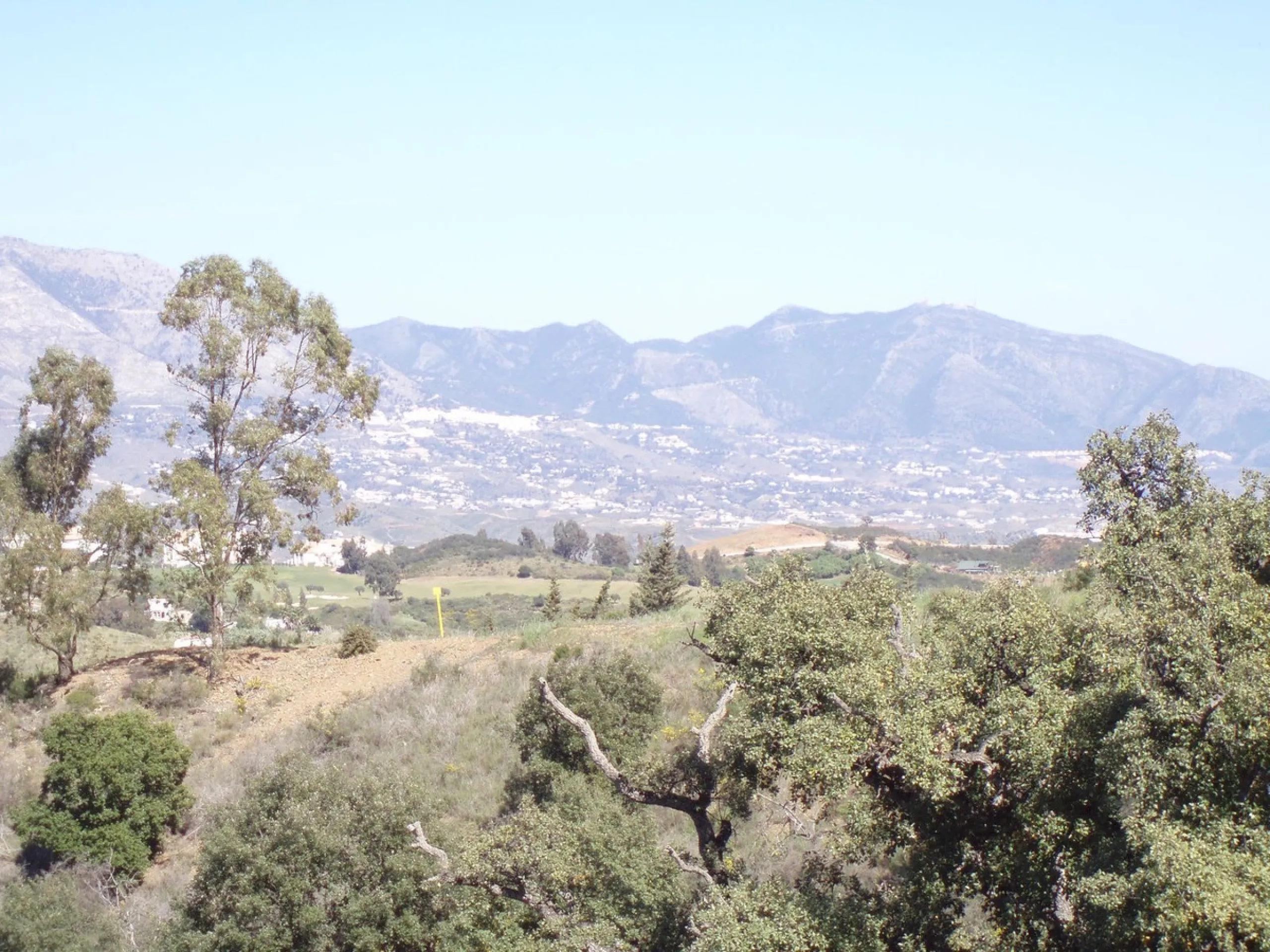 Fantastic finca in Mijas, just next to the Urbanisation El soto de Marbella. It is a rustic land with gentle slopes and fantastic views to the coast and the mountains ideal for any type of crops or animal husbandry. It has 2 houses which can be reformed a