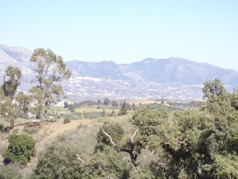 Fantastic finca in Mijas, just next to the Urbanisation El soto de Marbella. It is a rustic land with gentle slopes and fantastic views to the coast and the mountains ideal for any type of crops or animal husbandry. It has 2 houses which can be reformed a