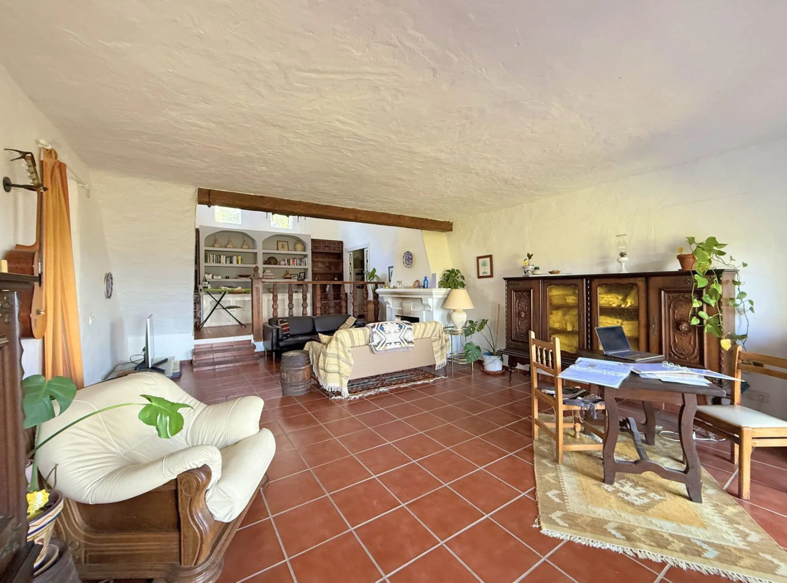 Commercial - Hotel в продаже в Casares, Málaga. В доме 8 спален и 6 ванных комнат. Площадь дома 559 м². Площадь участка 60000 м²