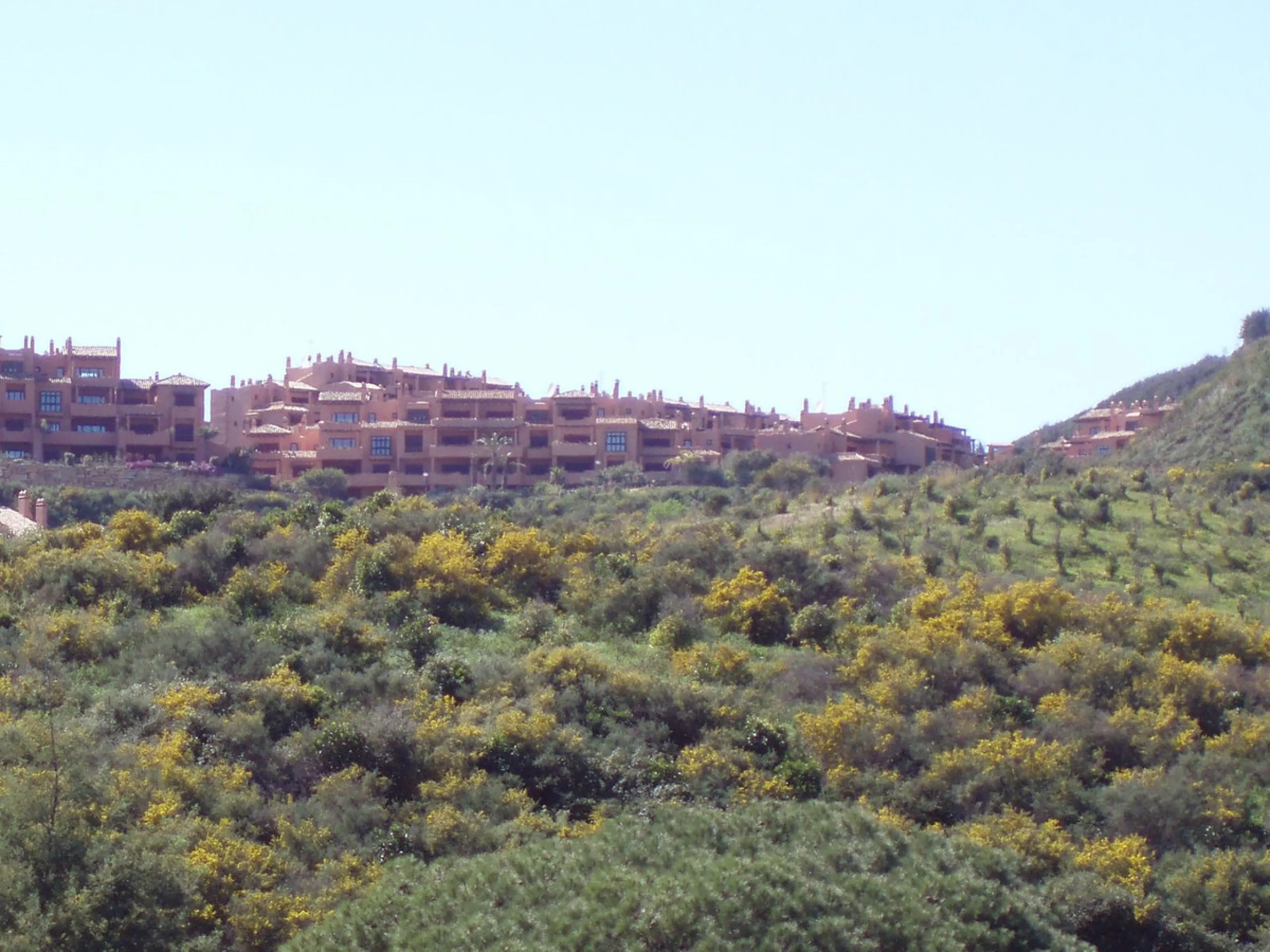 Fantastic finca in Mijas, just next to the Urbanisation El soto de Marbella. It is a rustic land with gentle slopes and fantastic views to the coast and the mountains ideal for any type of crops or animal husbandry. It has 2 houses which can be reformed a
