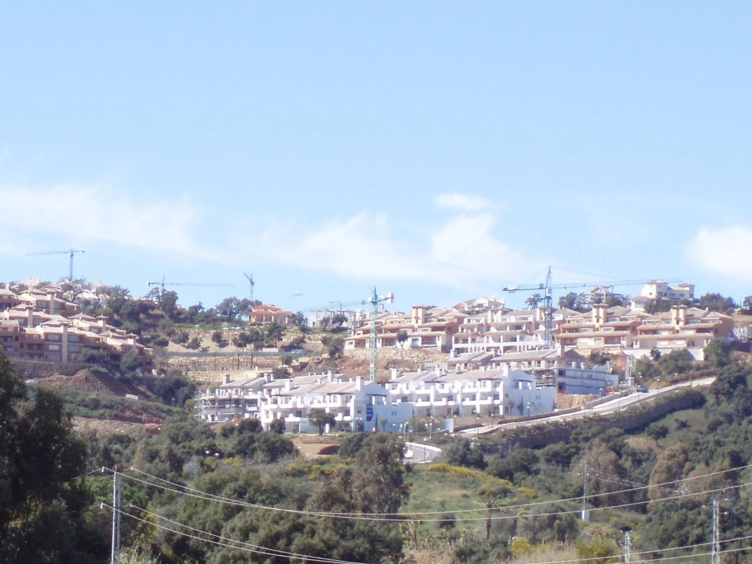 Fantastic finca in Mijas, just next to the Urbanisation El soto de Marbella. It is a rustic land with gentle slopes and fantastic views to the coast and the mountains ideal for any type of crops or animal husbandry. It has 2 houses which can be reformed a