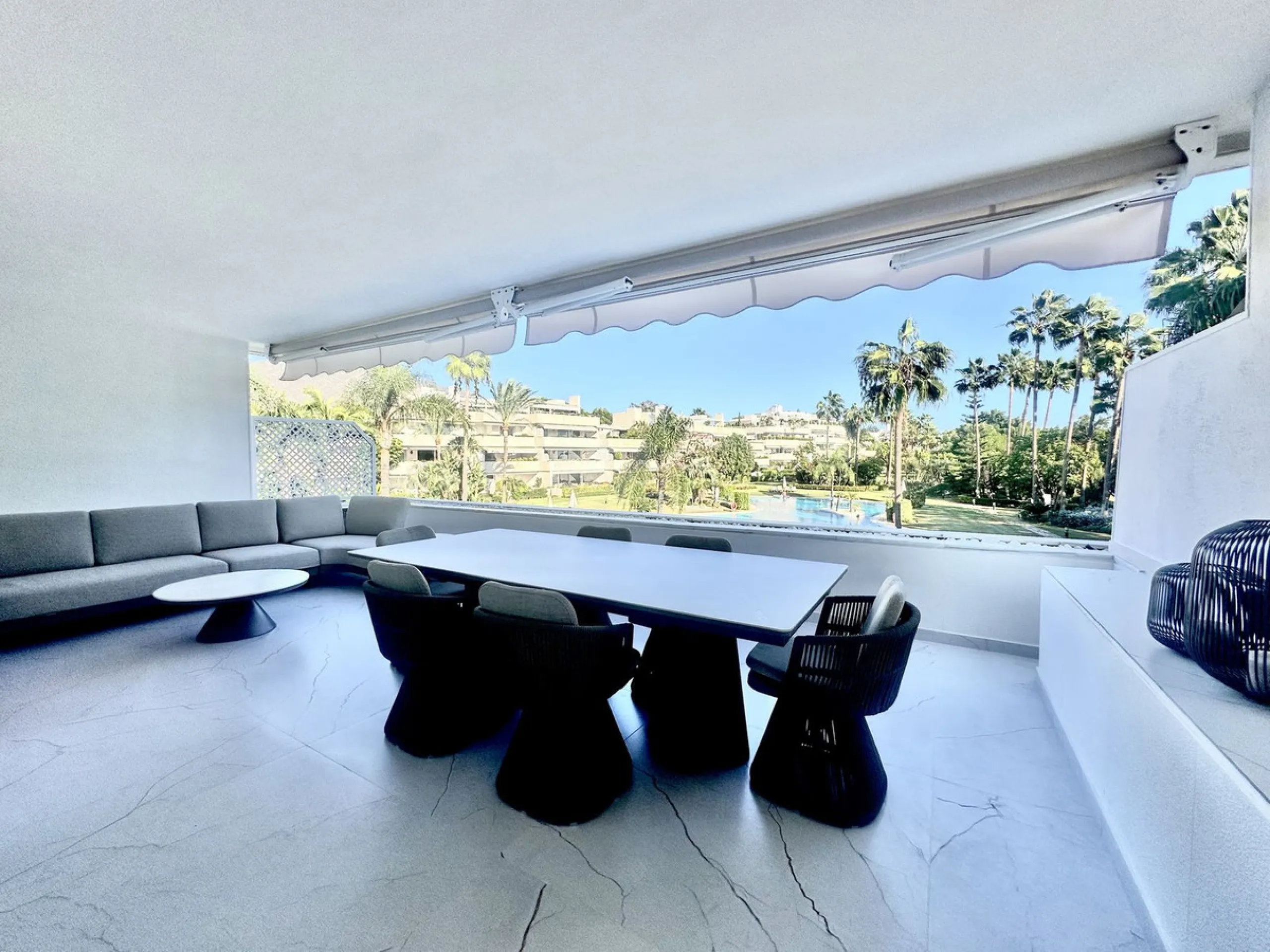LUXURY APARTMENT IN LOS GRANADOS GOLF, NUEVA ANDALUCÍA – RECENTLY RENOVATED TO THE HIGHEST STANDARD
