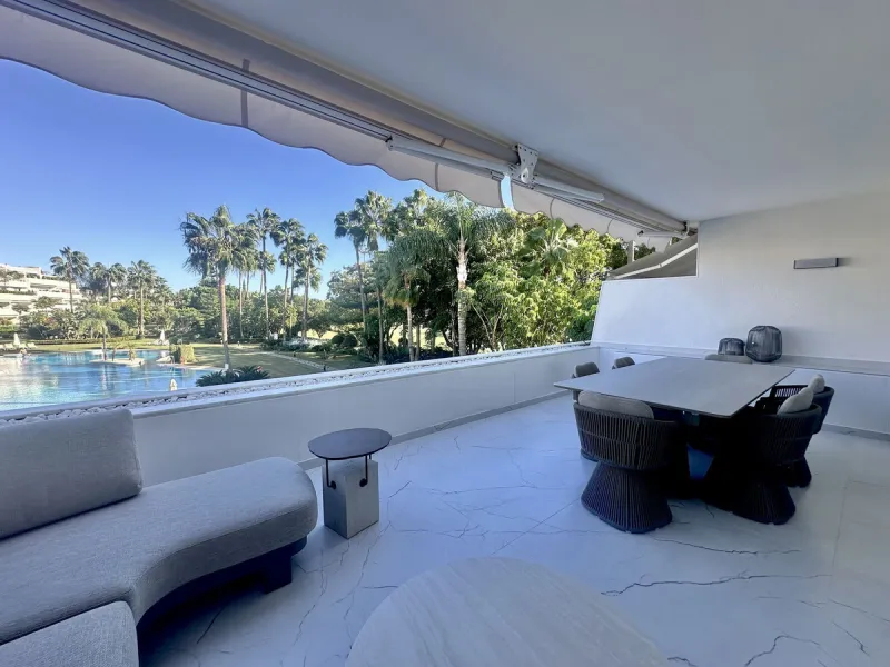 LUXURY APARTMENT IN LOS GRANADOS GOLF, NUEVA ANDALUCÍA – RECENTLY RENOVATED TO THE HIGHEST STANDARD