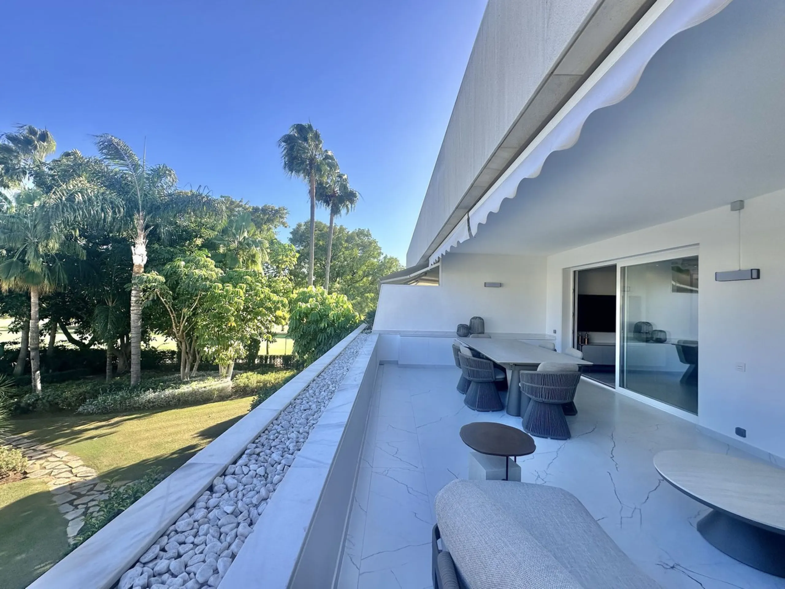 LUXURY APARTMENT IN LOS GRANADOS GOLF, NUEVA ANDALUCÍA – RECENTLY RENOVATED TO THE HIGHEST STANDARD