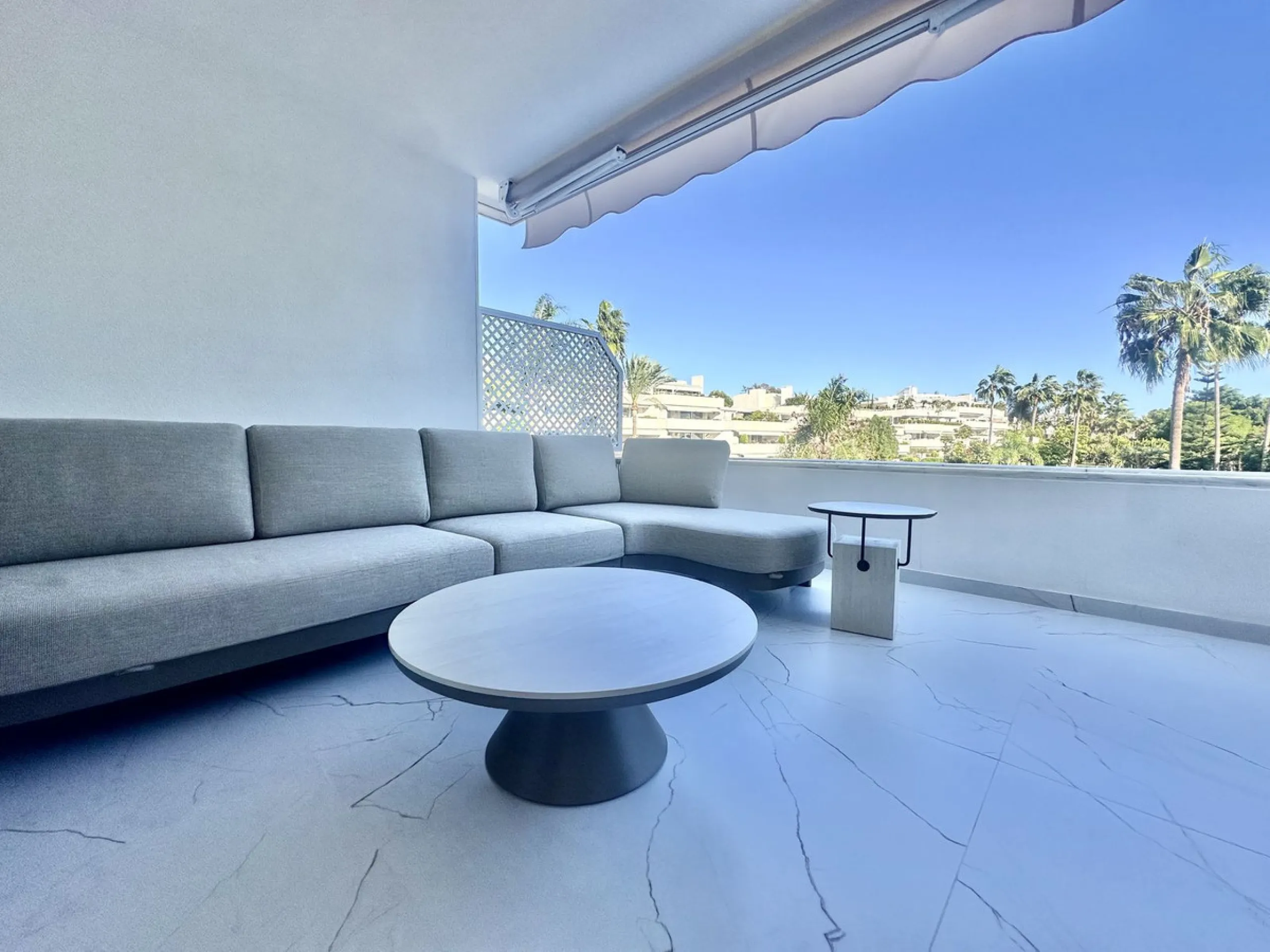 LUXURY APARTMENT IN LOS GRANADOS GOLF, NUEVA ANDALUCÍA – RECENTLY RENOVATED TO THE HIGHEST STANDARD