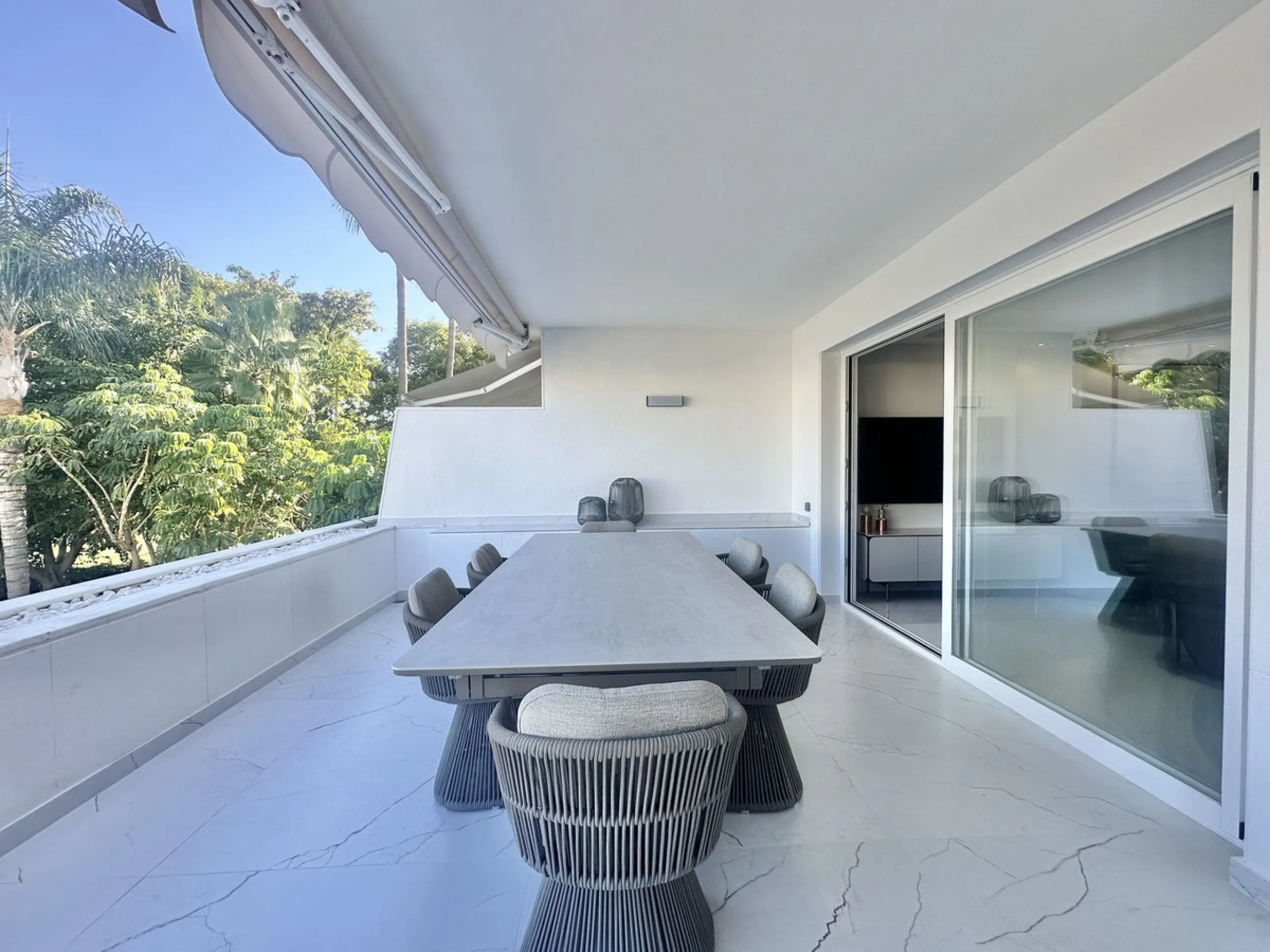 LUXURY APARTMENT IN LOS GRANADOS GOLF, NUEVA ANDALUCÍA – RECENTLY RENOVATED TO THE HIGHEST STANDARD