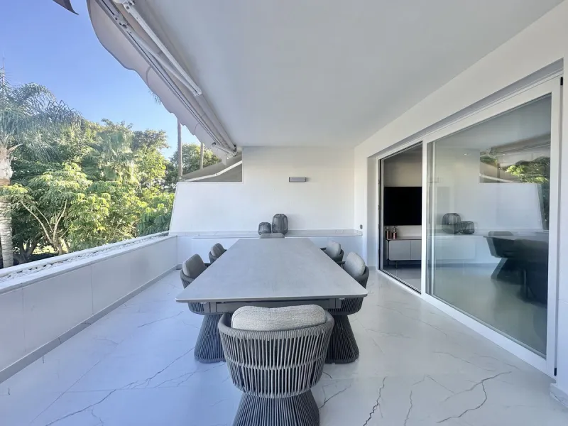LUXURY APARTMENT IN LOS GRANADOS GOLF, NUEVA ANDALUCÍA – RECENTLY RENOVATED TO THE HIGHEST STANDARD