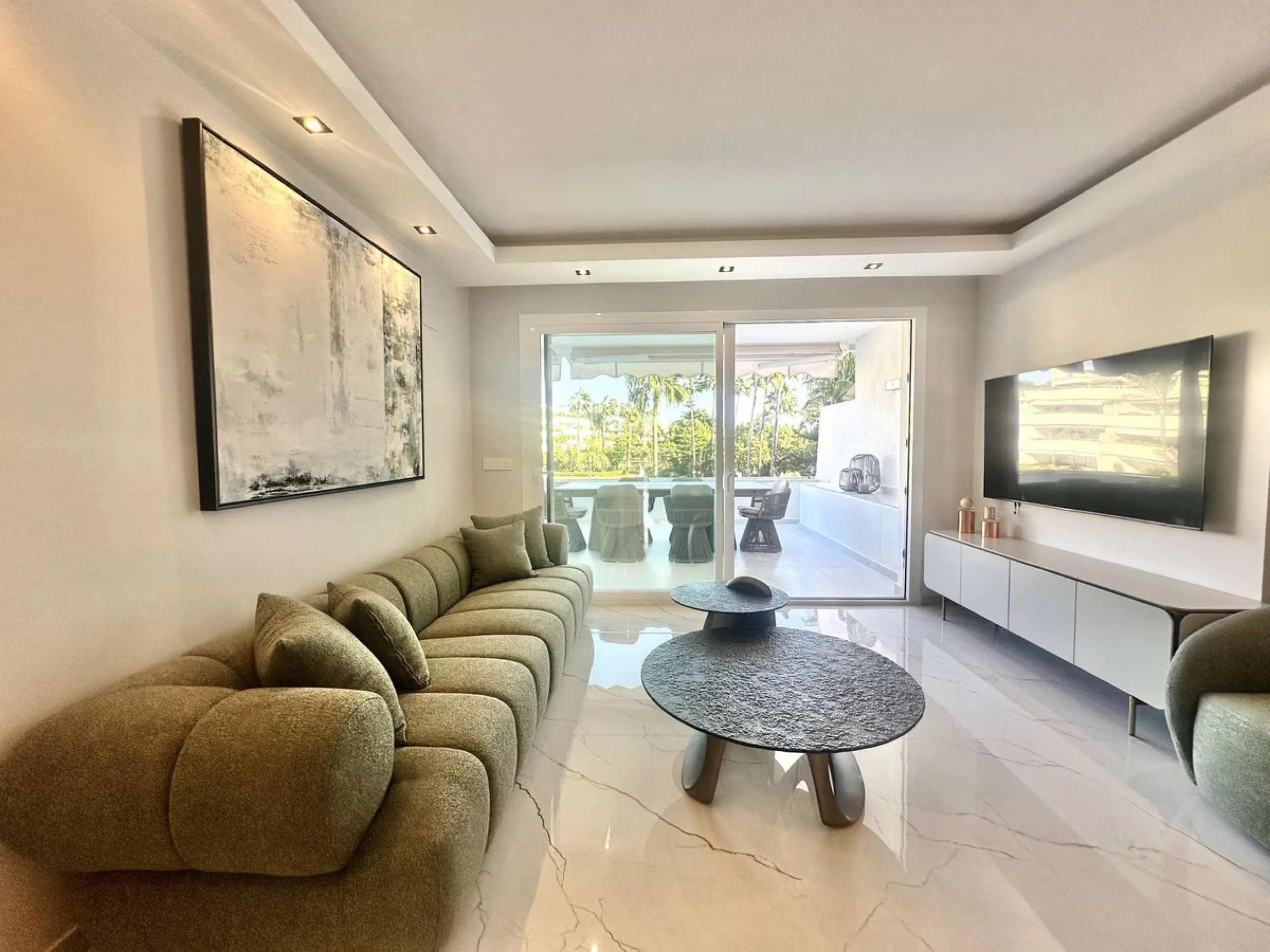 LUXURY APARTMENT IN LOS GRANADOS GOLF, NUEVA ANDALUCÍA – RECENTLY RENOVATED TO THE HIGHEST STANDARD
