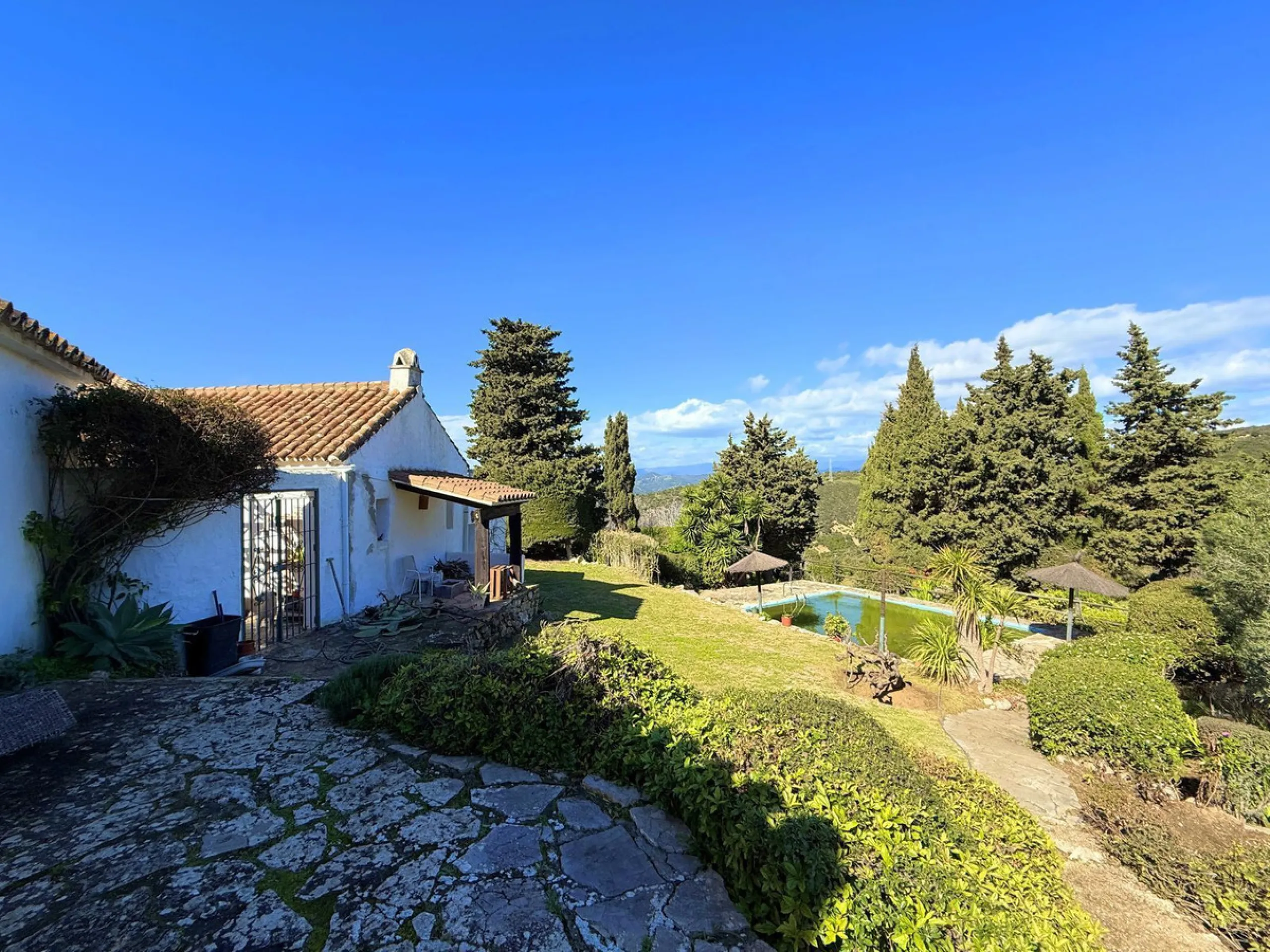 Commercial - Hotel в продаже в Casares, Málaga. В доме 8 спален и 6 ванных комнат. Площадь дома 559 м². Площадь участка 60000 м²
