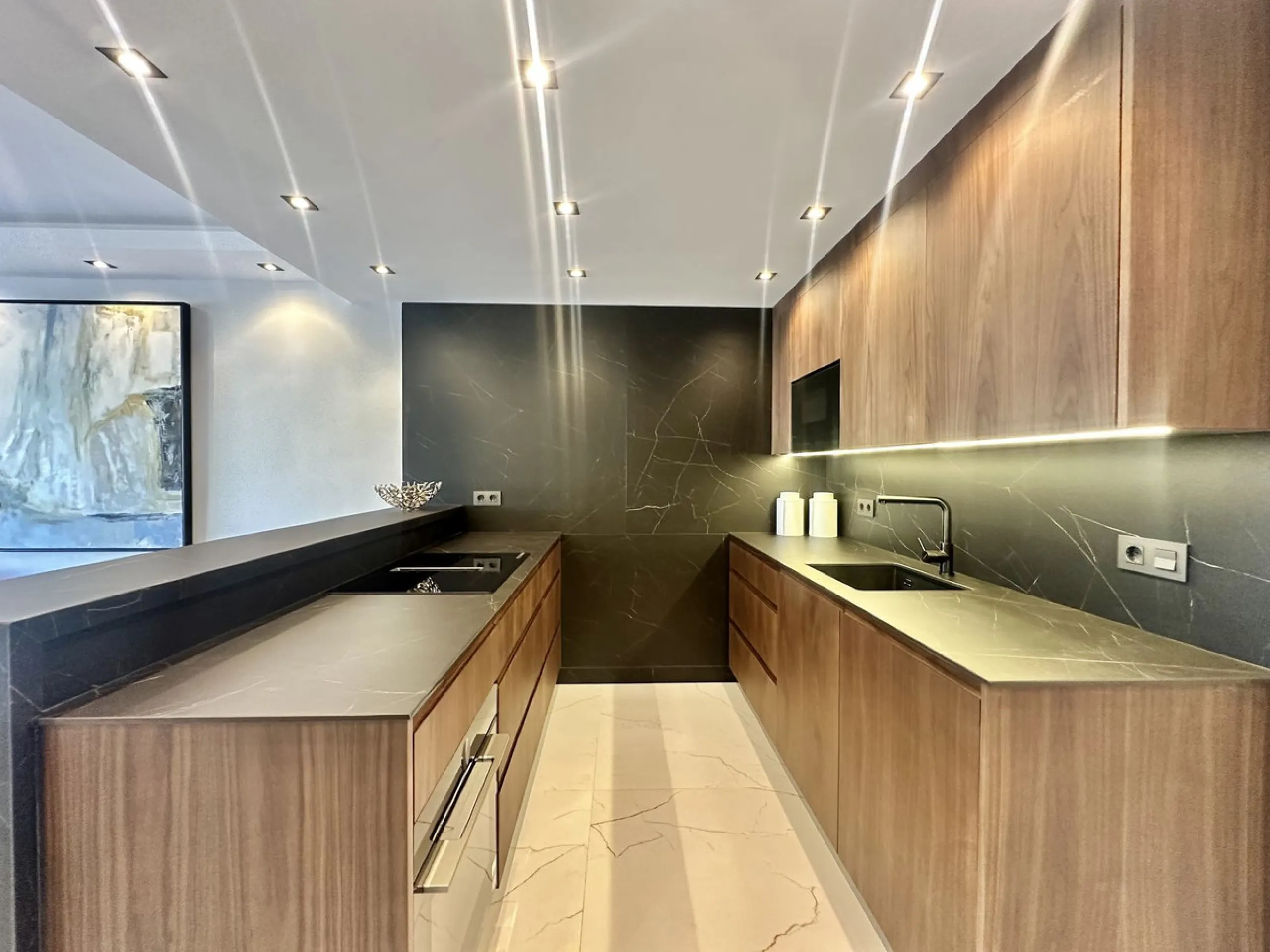 LUXURY APARTMENT IN LOS GRANADOS GOLF, NUEVA ANDALUCÍA – RECENTLY RENOVATED TO THE HIGHEST STANDARD