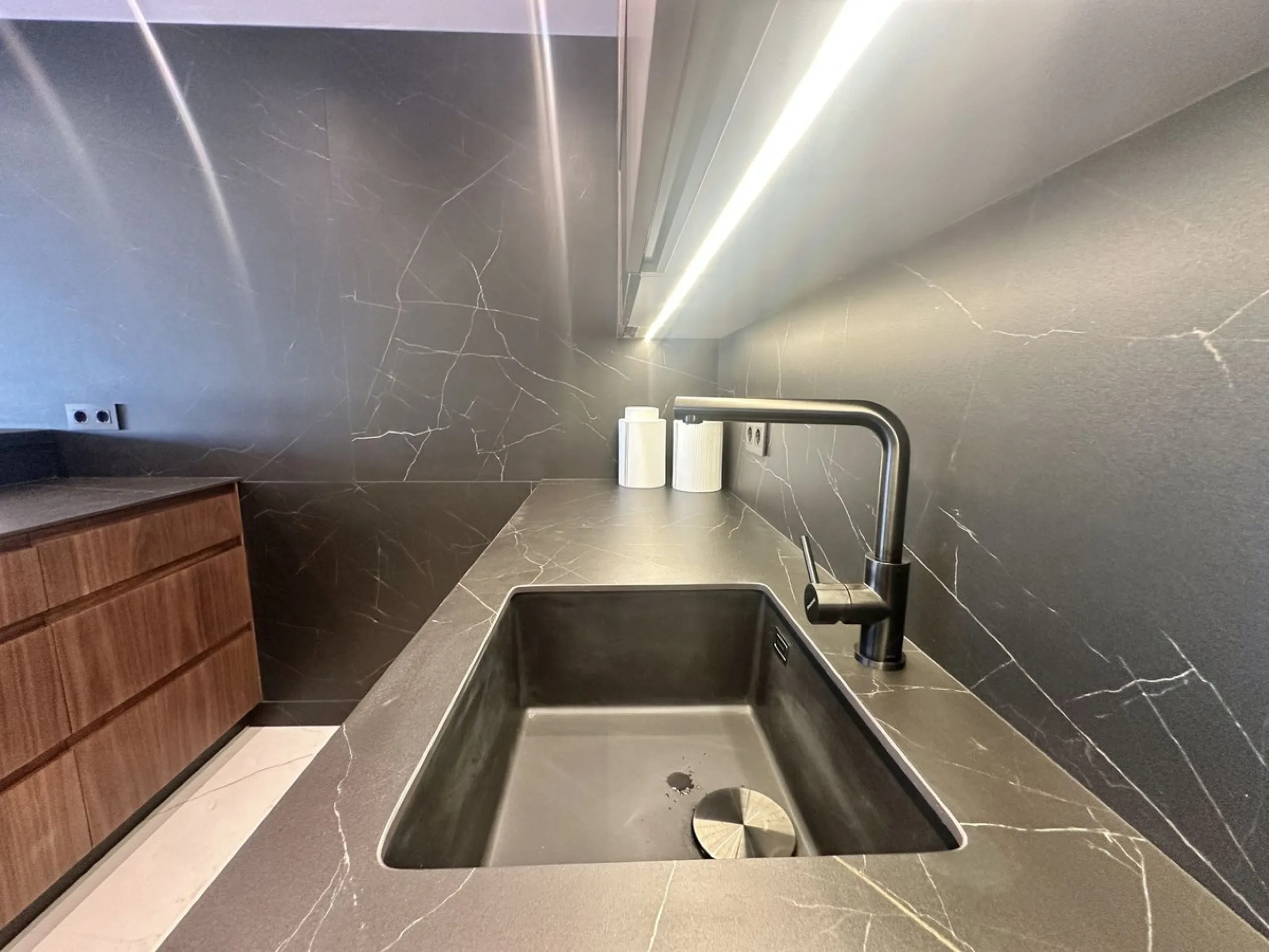 LUXURY APARTMENT IN LOS GRANADOS GOLF, NUEVA ANDALUCÍA – RECENTLY RENOVATED TO THE HIGHEST STANDARD
